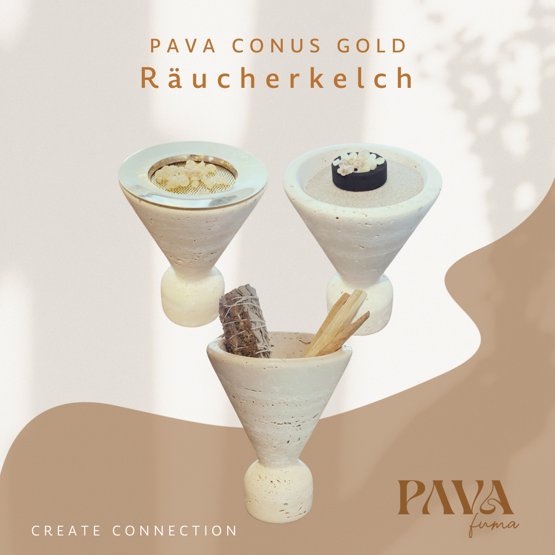 Räucherkelch „PAVA CONUS GOLD“ aus hellem Naturstein – vielseitig einsetzbar für Sieb, Sand mit Kohle oder lose Pflanzen. Drei Varianten zeigen das handgefertigte Unikat im Einsatz mit Weihrauch, Räucherkohle, Palo Santo und Salbei. Zeitlose Eleganz trifft Funktionalität auf einem hellen, stimmungsvollen Hintergrund mit PAVA FUMA Branding und dem Claim „Create Connection“.