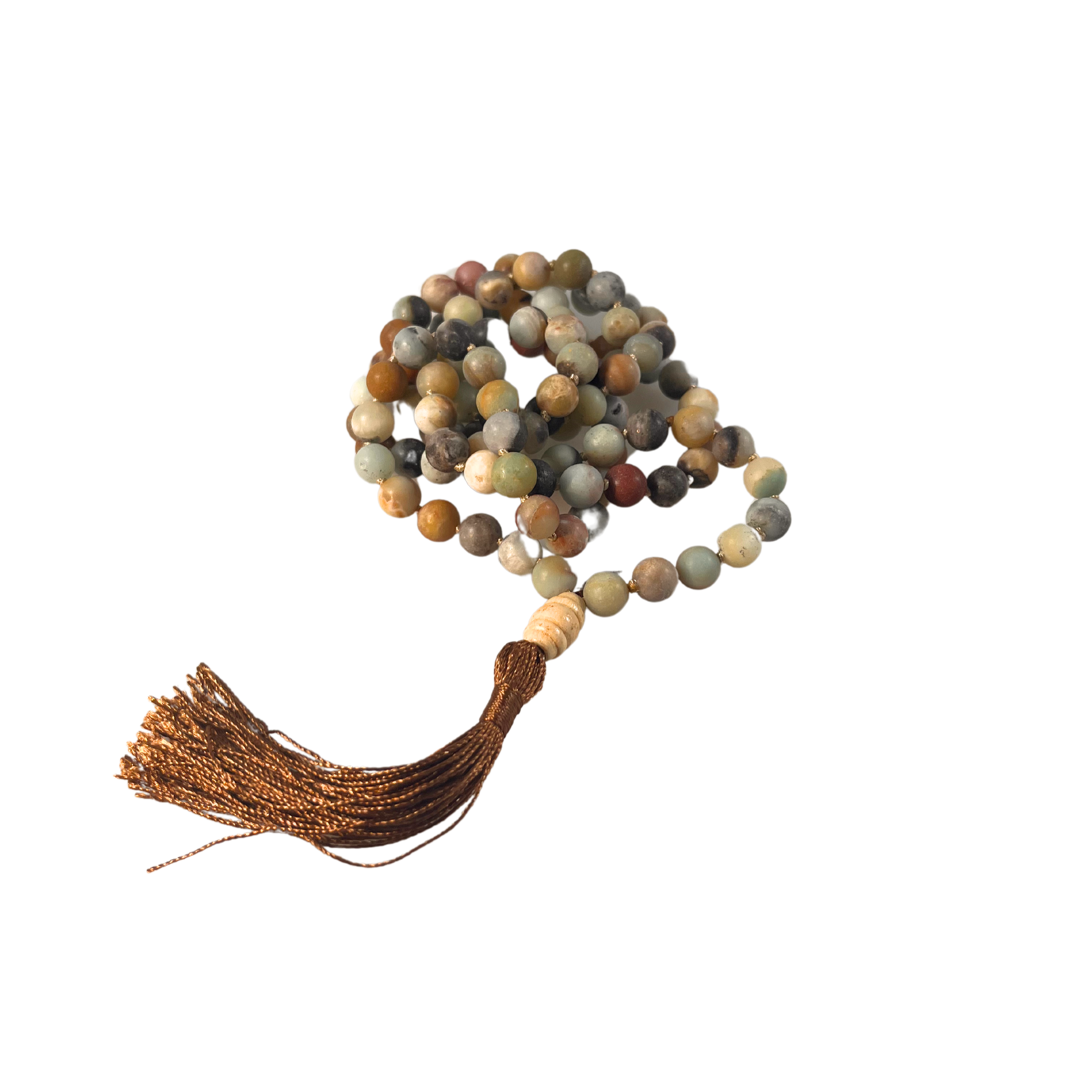 Eine handgeknüpfte Mala-Kette aus matten Amazonit-Perlen in sanften Naturtönen von Grün, Grau, Beige und Rotbraun. Die Kette ist spiralförmig gelegt und mit einer dunkel schimmernden Quaste sowie einer hellen Holz-Guru-Perle versehen. Das Schmuckstück ist freigestellt vor neutralem Hintergrund dargestellt und eignet sich ideal für Meditation, Erdung und Momente der inneren Balance.