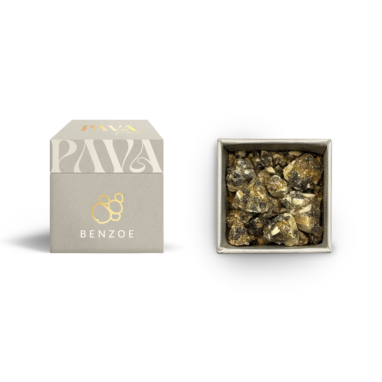 Alt-Text:
Benzoe von PAVAFUMA – links die elegante, hellgraue Box mit goldenem Logo und der Aufschrift „BENZOE“, rechts daneben die geöffnete Verpackung von oben mit grobkörnigem, schwarzbraunem Harz, das teils weiße Kristallspuren zeigt. Der süßlich-warme Duft von Benzoe wird traditionell für beruhigende und herzöffnende Räucherrituale eingesetzt.