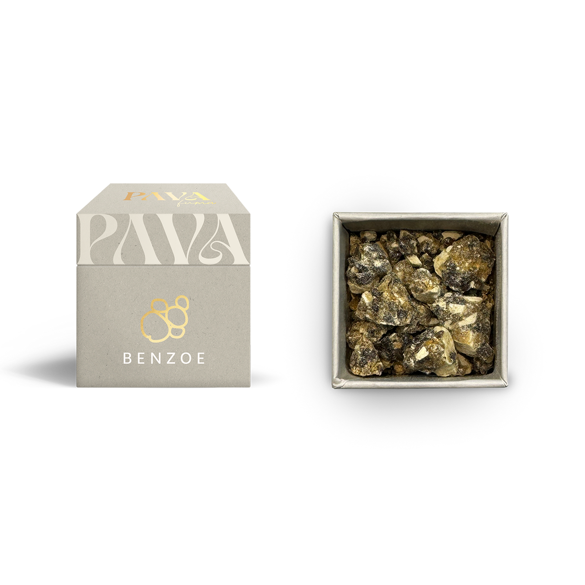 Alt-Text:
Benzoe von PAVAFUMA – links die elegante, hellgraue Box mit goldenem Logo und der Aufschrift „BENZOE“, rechts daneben die geöffnete Verpackung von oben mit grobkörnigem, schwarzbraunem Harz, das teils weiße Kristallspuren zeigt. Der süßlich-warme Duft von Benzoe wird traditionell für beruhigende und herzöffnende Räucherrituale eingesetzt.