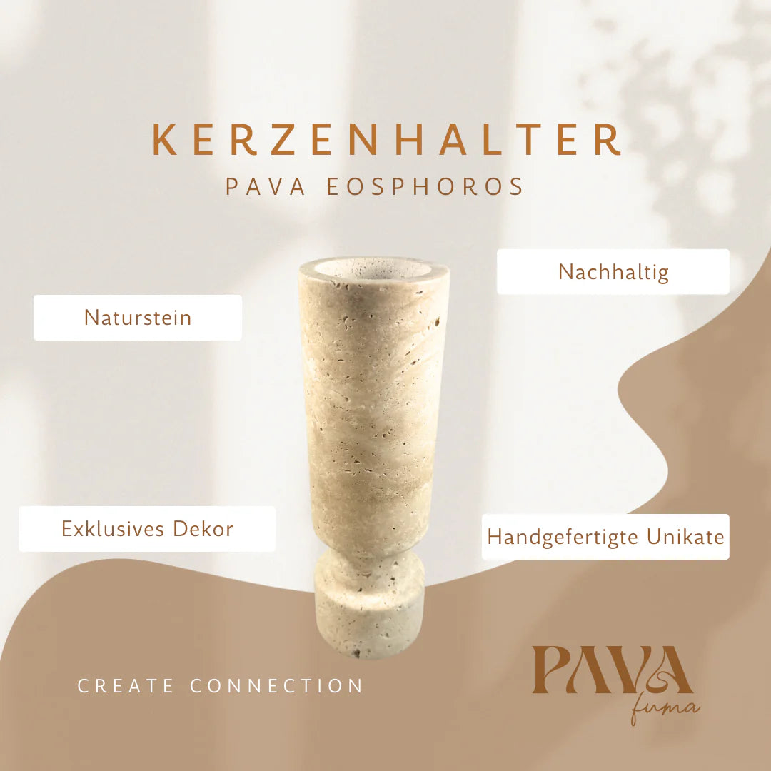 Kerzenhalter PAVA EOSPHOROS aus hellem Travertin, stehend im Zentrum eines warmen, stilisierten Hintergrunds. Die minimalistische Formgebung betont den natürlichen Charakter des Steins. Textlabels wie „Naturstein“, „Nachhaltig“, „Handgefertigte Unikate“ und „Exklusives Dekor“ unterstreichen die Qualität und das Designverständnis. Das Markenversprechen „Create Connection“ rundet die Bildbotschaft ab – ein stilvoller Akzent für bewusste Räume und Rituale.