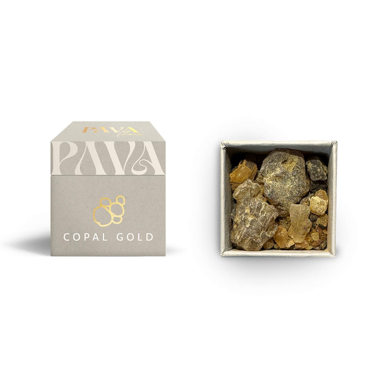 Copal Gold von PAVAFUMA – links die hochwertige, hellgraue Verpackung mit goldener Prägung und stilvollem Schriftzug. Rechts daneben die geöffnete Box mit groben, bernsteinfarbenen Harzbrocken in verschiedenen Schattierungen. Dieses Copal verströmt beim Räuchern einen warmen, leicht süßlichen Duft und eignet sich ideal für spirituelle Rituale, Meditation und energetische Reinigung.