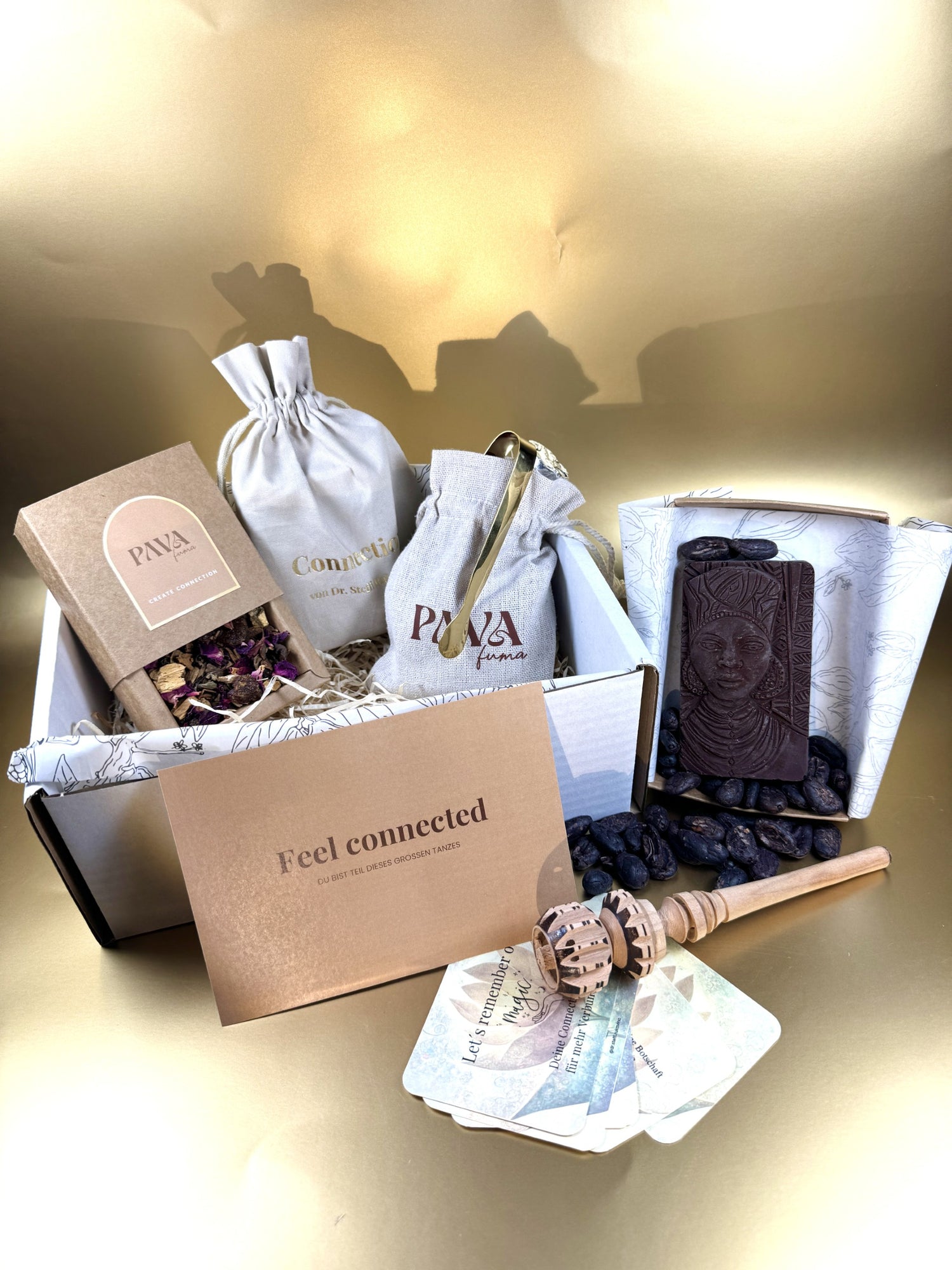 Hochwertiges Ritual-Geschenkset in liebevoller Box mit naturbelassener Räuchermischung von PAVA FUMA, zwei Stoffbeuteln – „Connection“ und „Create Connection“, handgegossenem Kakaoritual-Tool, Kunstschokolade mit indigenem Porträt, inspirierenden Connection Cards und Karte „Feel connected“ – für spirituelle Verbundenheit, Achtsamkeit und tiefe Selbstfürsorge.