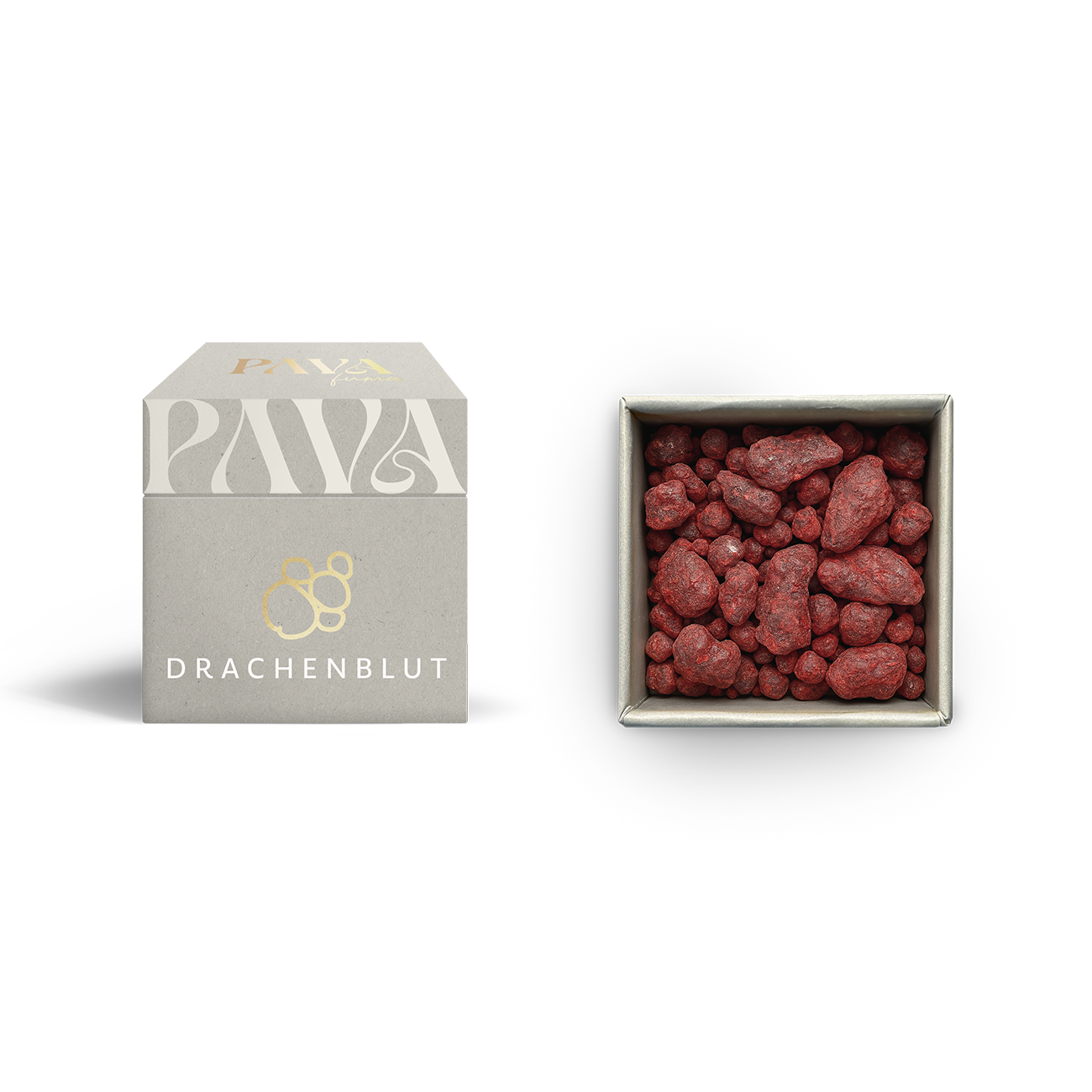Drachenblut-Harz von PAVAFUMA – links im Bild die elegante, hellgraue Produktverpackung mit goldener Prägung und stilvollem Design. Rechts daneben die geöffnete Box mit leuchtend roten Harzbrocken in unterschiedlichen Größen. Das kraftvolle Drachenblut wird traditionell zum Räuchern verwendet und eignet sich ideal zur energetischen Reinigung, zum Schutz sowie zur Intensivierung von Ritualen.