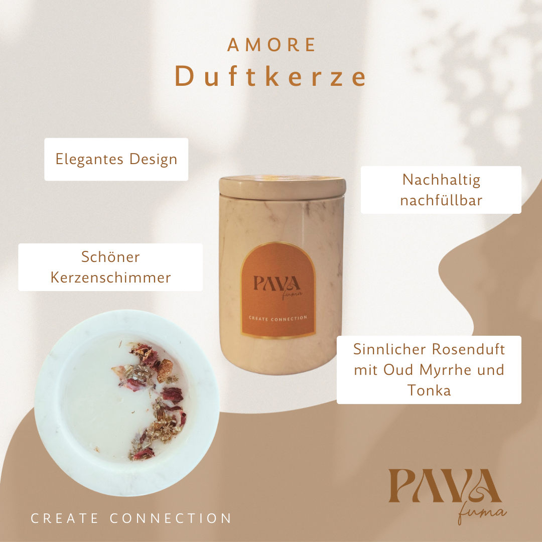 Nachfüllbare Duftkerze Amore mit sinnlichem Rosenduft, kombiniert mit Oud, Myrrhe und Tonkabohne – im eleganten, beigen Marmorgefäß. Die Kerze zeigt im Detail botanische Elemente auf der cremigen Oberfläche und ein sanftes Lichtspiel. Textlabels wie „Elegantes Design“, „Nachhaltig nachfüllbar“, „Schöner Kerzenschimmer“ und „Sinnlicher Rosenduft mit Oud Myrrhe und Tonka“ betonen die Highlights. Der warme Hintergrund mit „Create Connection“ und PAVA FUMA Logo unterstreicht das stilvolle, sinnliche Konzept.