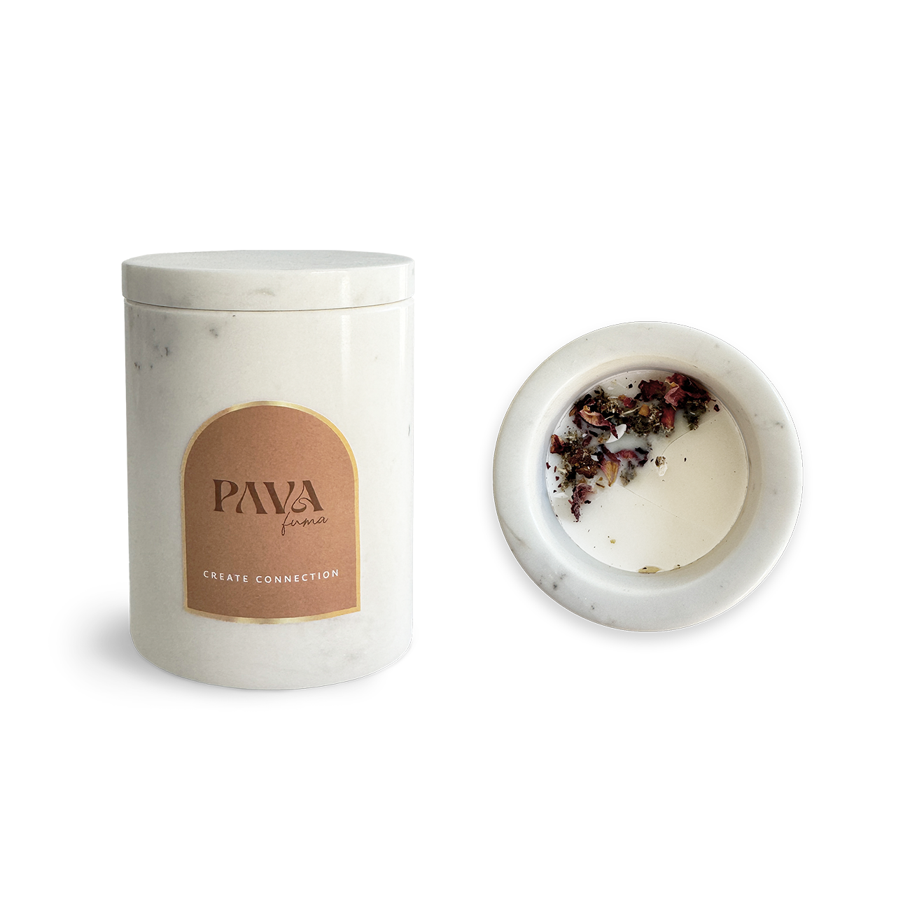 Amore Duftkerze „Create Connection“ von PAVA FUMA – in einem edlen Gefäß aus weißem italienischem Marmor mit sanften Maserungen. Der geöffnete Blick auf die Kerze zeigt naturbelassene Blüten und Kräuter auf cremigem Wachs. Ideal für sinnliche Momente, stilvolle Wohnräume und achtsame Rituale.