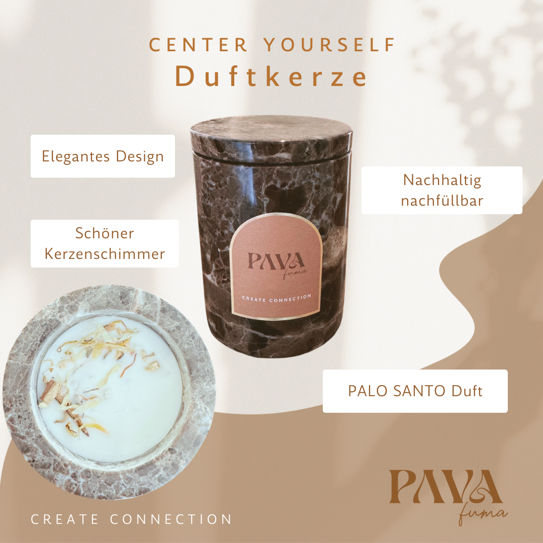 Center Yourself Duftkerze von PAVA FUMA in einem eleganten, dunklen Marmorgefäß mit rundem Etikett „Create Connection“. Links daneben ist die Kerze von oben zu sehen – mit naturbelassenem Wachs, Palo Santo-Stückchen und Blüten. Text-Overlays heben hervor: „Elegantes Design“, „Schöner Kerzenschimmer“, „Nachhaltig nachfüllbar“ und „PALO SANTO Duft“. Der Hintergrund ist in warmen Beigetönen mit organischer Form und Logo unten rechts gestaltet.