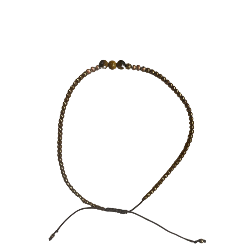 Ein filigran geknüpftes Edelsteinarmband aus goldbraunen Tigerauge-Perlen, stilvoll inszeniert auf schwarzem Freisteller-Hintergrund. Die zarten Steine reflektieren das Licht mit einem warmen Schimmer und verleihen dem Armband eine kraftvolle, erdende Ausstrahlung. Der Verschluss ist variabel verstellbar – perfekt als symbolisches Schmuckstück für Fokus, Stärke und innere Balance.