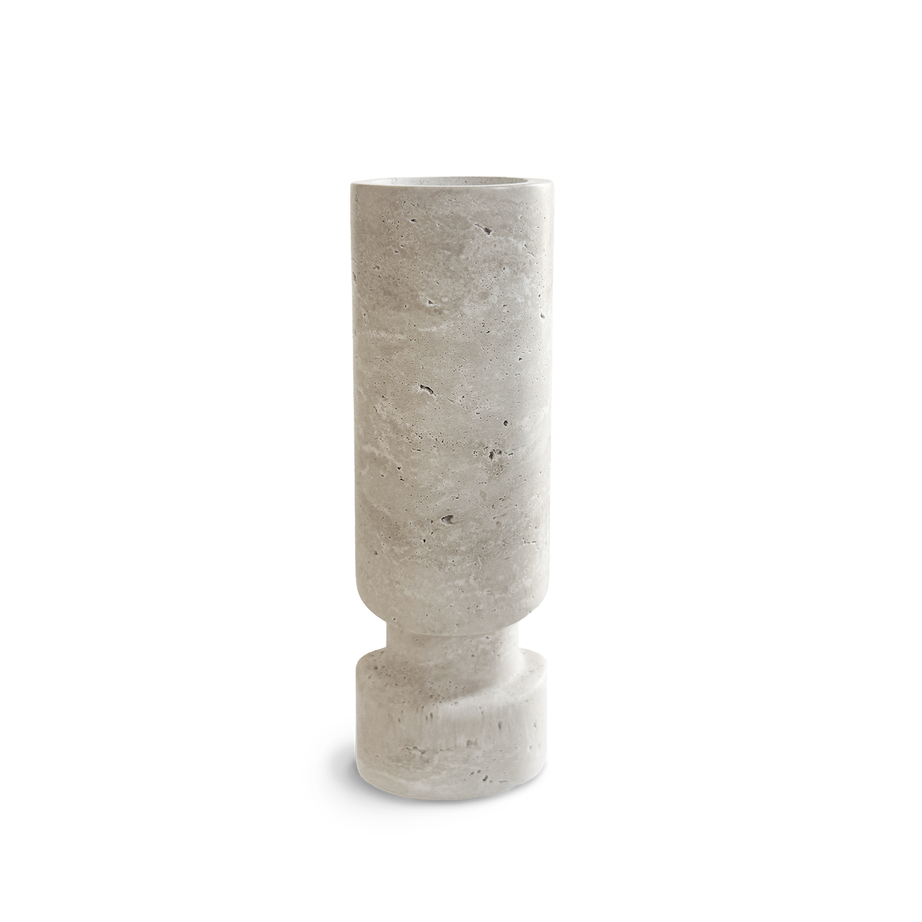 Zylindrischer Kerzenhalter aus hellem Travertin von PAVA FUMA – minimalistisches Design für Stabkerzen, handgefertigt und stilvoll in Szene gesetzt. Ideal als natürliches Wohnaccessoire mit ruhiger Ausstrahlung.