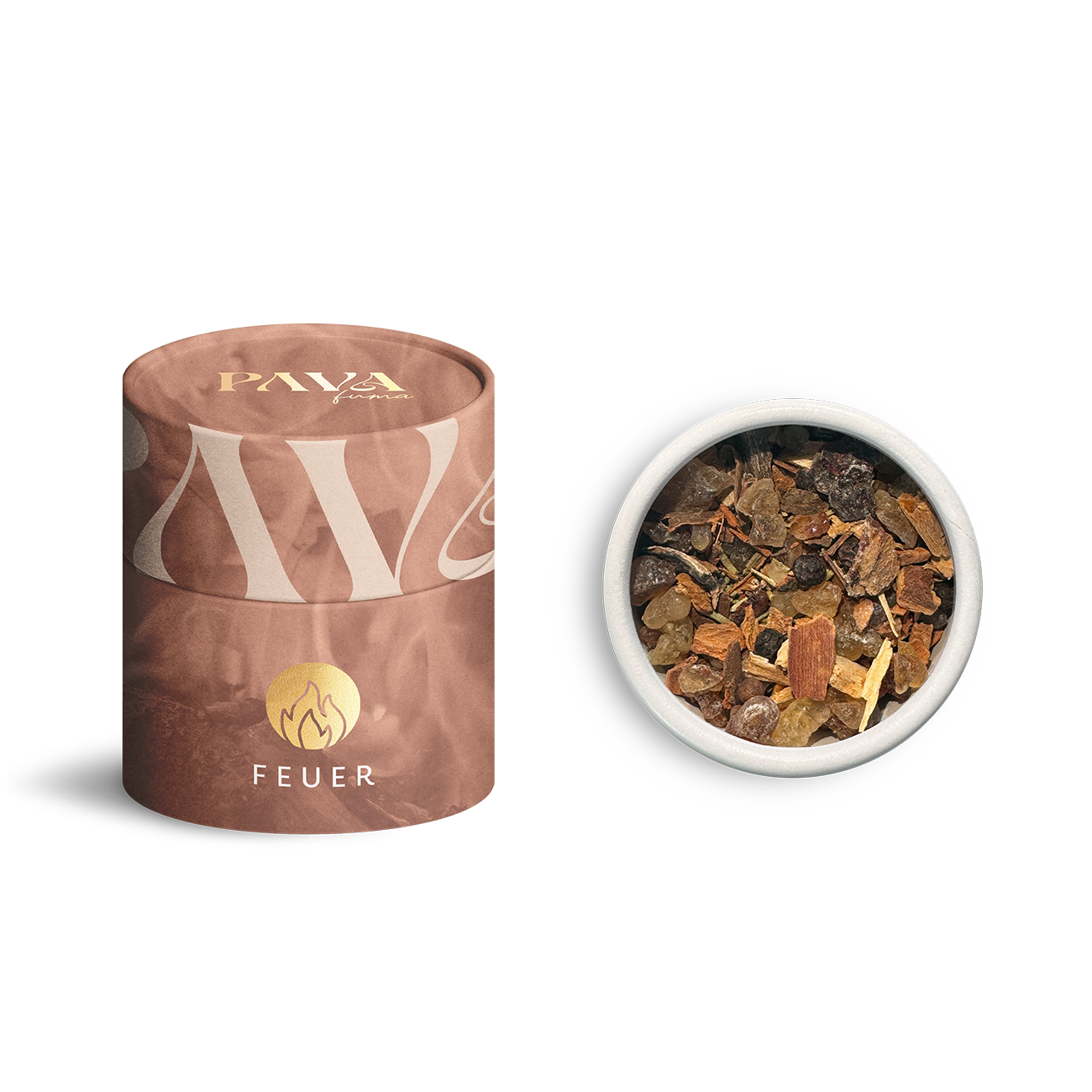 Feuer Räuchermischung von PAVAFUMA: belebende Komposition mit kräftigen Harzen, Hölzern und Gewürzen – ideal zur Energiearbeit und Aktivierung. Links im Bild die stilvolle, zylindrische Papp-Tube mit goldenem Feuersymbol, rechts die geöffnete Tube von oben mit sichtbarer Mischung aus leuchtend goldenen und rötlich-braunen Bestandteilen.