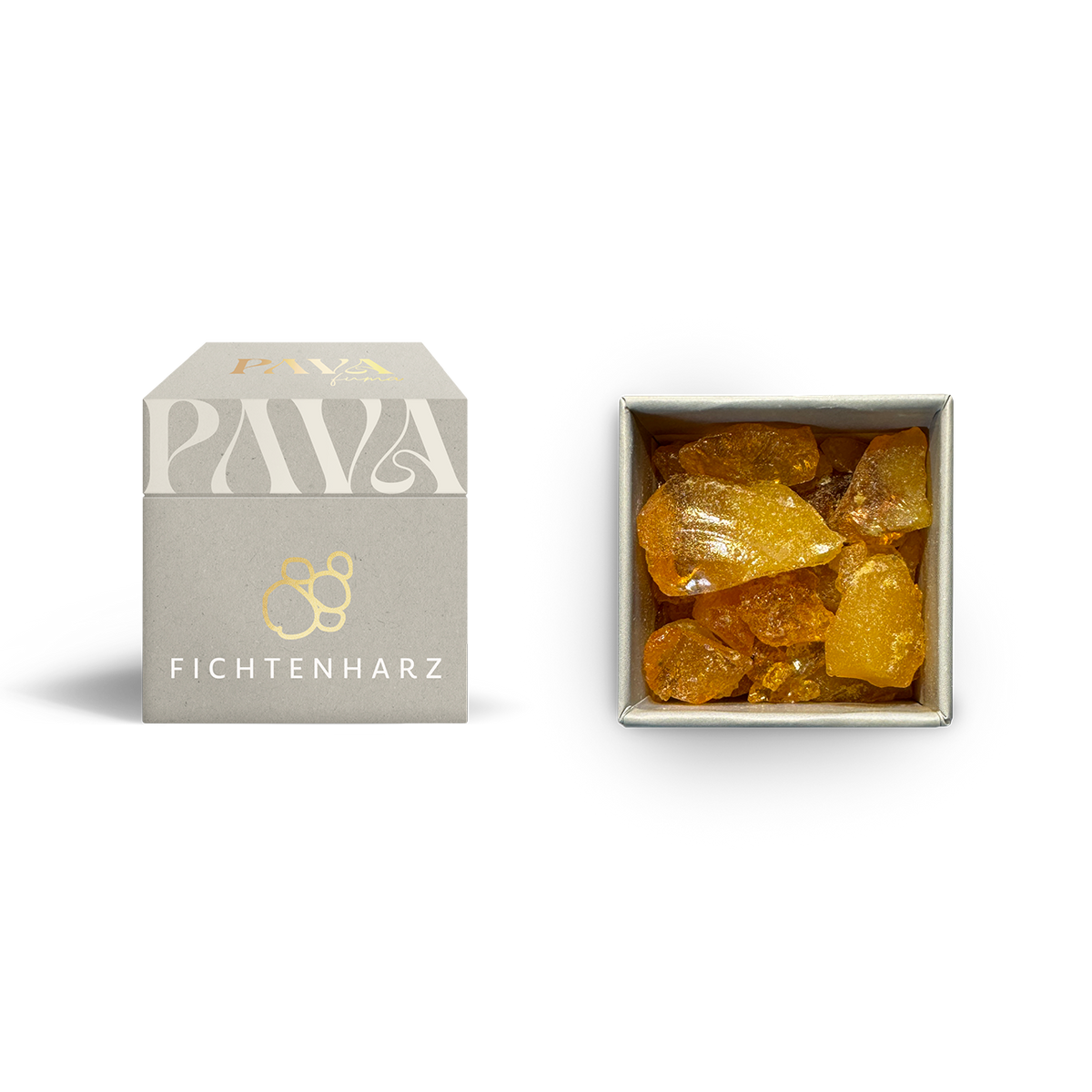 Fichtenharz von PAVAFUMA – links die elegante, naturfarbene Verpackung mit goldener Veredelung und stilisiertem Logo. Rechts daneben die geöffnete Box mit leuchtend goldenen Harzstücken in unterschiedlichen Größen. Das Harz verströmt beim Räuchern einen waldig-frischen, klärenden Duft. Ideal für Reinigungsrituale, Naturverbundenheit und Erdung in Räuchermischungen oder pur.