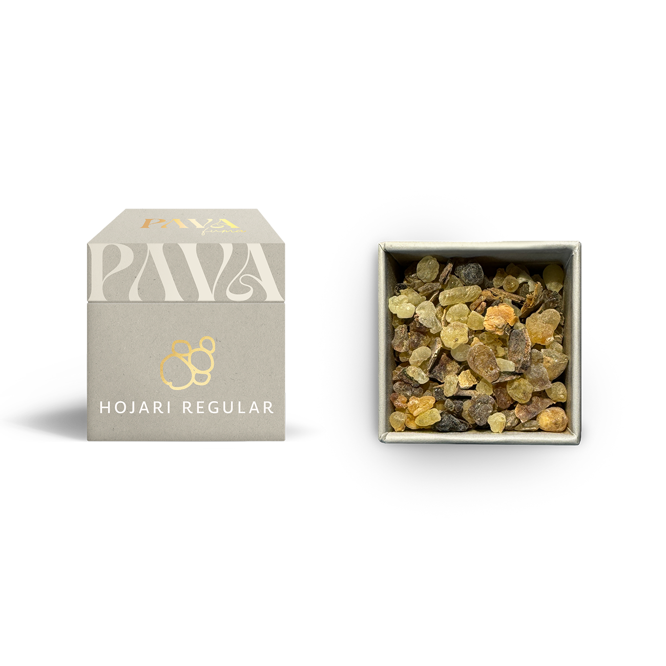 Der Weihrauch „Hojari Regular“ von PAVAFUMA – links die elegante, graue Tube mit goldfarbenem Logo, rechts daneben die geöffnete Verpackung von oben mit einer Auswahl verschiedenfarbiger Harzstücke aus der ersten Ernte des omanischen Hojari-Weihrauchs – ein naturbelassenes Duftharz mit warm-würzigem Aroma.