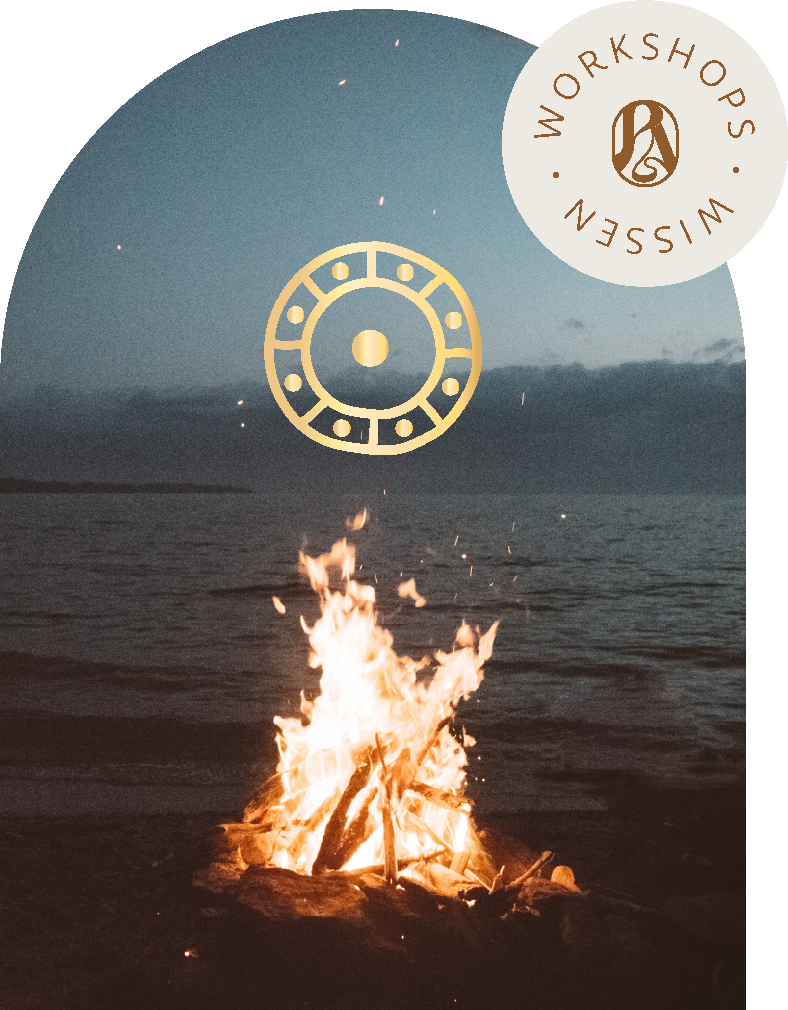 Goldener Jahreskreis um ein stilisiertes Lagerfeuer – symbolisiert die Verbindung von Natur, Ritualen und den Zyklen der Jahreszeiten im Workshop.