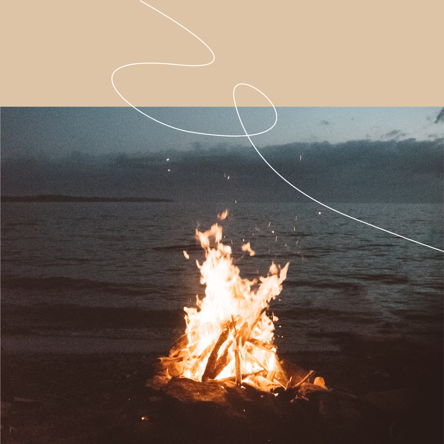 Lagerfeuer bei Dämmerung am Seeufer – Symbol für Transformation und Wärme im Jahreskreis. Ideal für Rituale im Freien, verbunden mit den Elementen und dem Rhythmus der Natur.