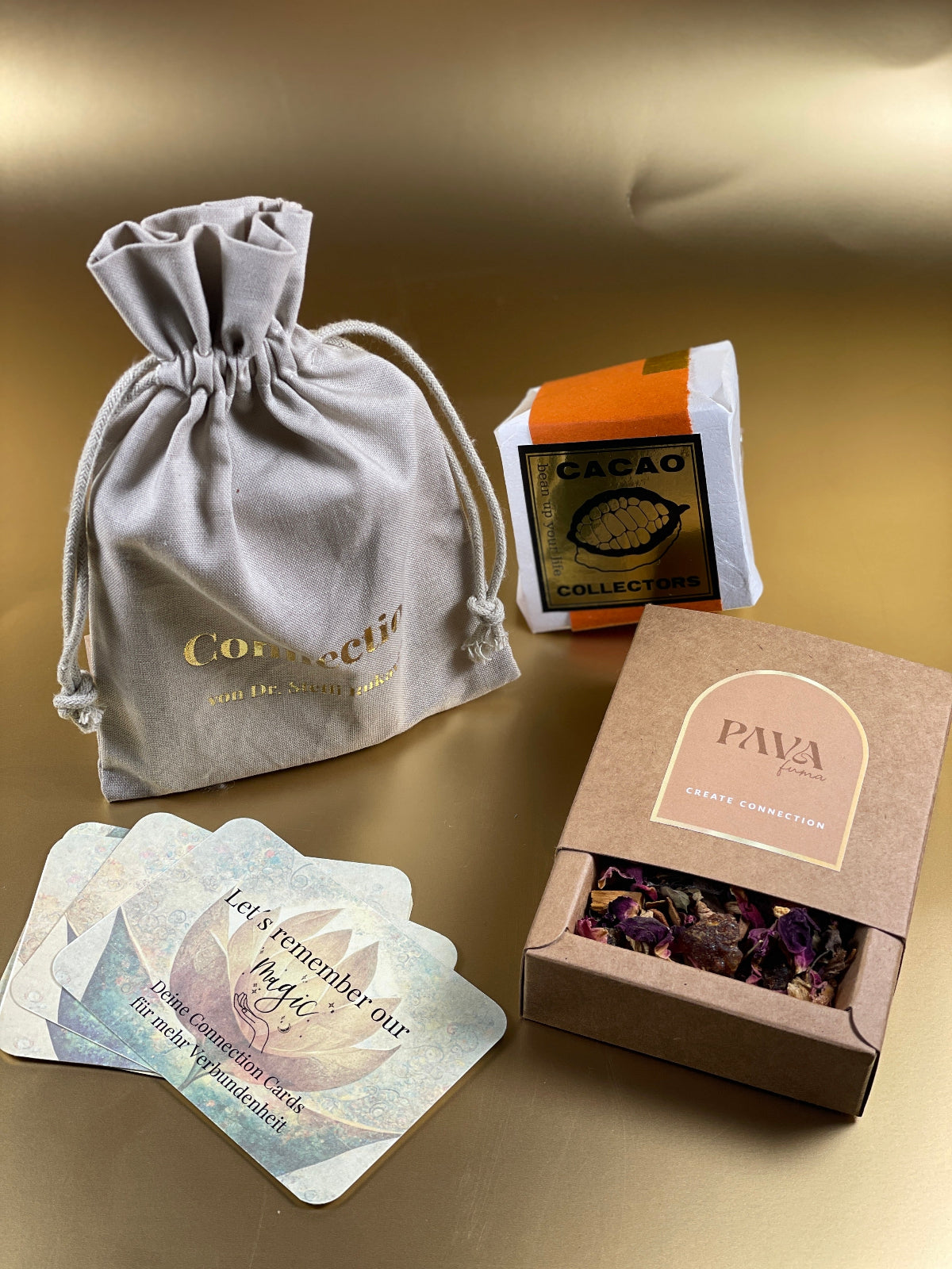 Connection Kit mit Räuchermischung in nachhaltiger Kartonverpackung, handverlesenem Zeremoniekakao, edlem Baumwollbeutel mit Goldprägung und liebevoll gestalteten „Connection Cards“ – ein sinnliches Geschenkset für Rituale der Verbundenheit und Selbstfürsorge.