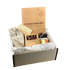 Eine geöffnete Geschenkbox mit dem Titel "Connection Kit – Wo Verbindung spürbar wird", gefüllt mit Räuchermischung, Kakao, Ritualkarte, Anleitung, einem kleinen Beutel und weiterem Zubehör, liebevoll arrangiert auf bedrucktem Seidenpapier. Das Set wirkt hochwertig und eignet sich ideal für Rituale oder spirituelle Zeremonien.