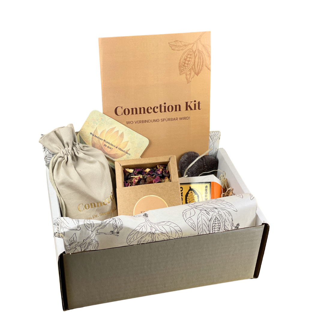 Eine geöffnete Geschenkbox mit dem Titel "Connection Kit – Wo Verbindung spürbar wird", gefüllt mit Räuchermischung, Kakao, Ritualkarte, Anleitung, einem kleinen Beutel und weiterem Zubehör, liebevoll arrangiert auf bedrucktem Seidenpapier. Das Set wirkt hochwertig und eignet sich ideal für Rituale oder spirituelle Zeremonien.