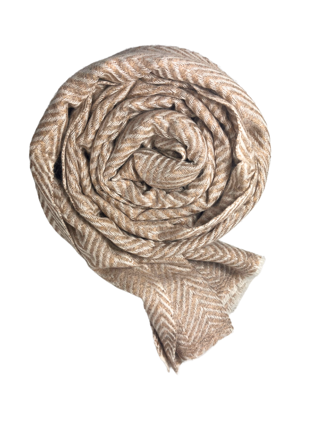 Kamelhaarschal in warmem Hellbraun, kunstvoll zu einer Spirale gerollt – mit feinem Fischgrätmuster und weicher, natürlicher Struktur. Der edle, handgefertigte Schal vereint zeitloses Design mit nachhaltiger Eleganz. Freigestellt auf schwarzem Hintergrund – ideal für hochwertige Produktpräsentationen.