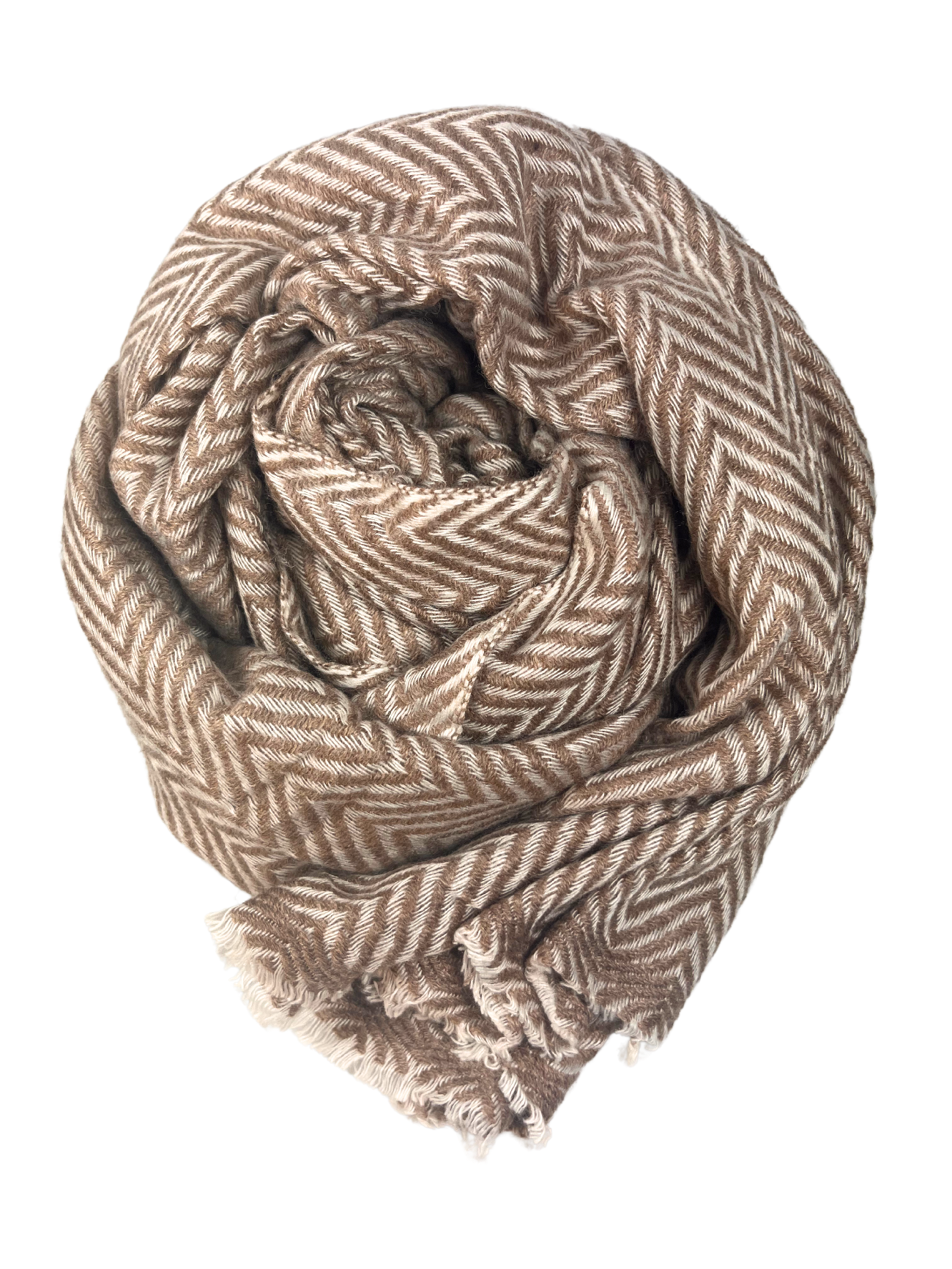 Kamelhaarschal in warmem Braunton, kunstvoll zu einer Spirale gerollt – mit feinem Fischgrätmuster und weicher, natürlicher Struktur. Der edle, handgefertigte Schal vereint zeitloses Design mit nachhaltiger Eleganz. Freigestellt auf schwarzem Hintergrund – ideal für hochwertige Produktpräsentationen.