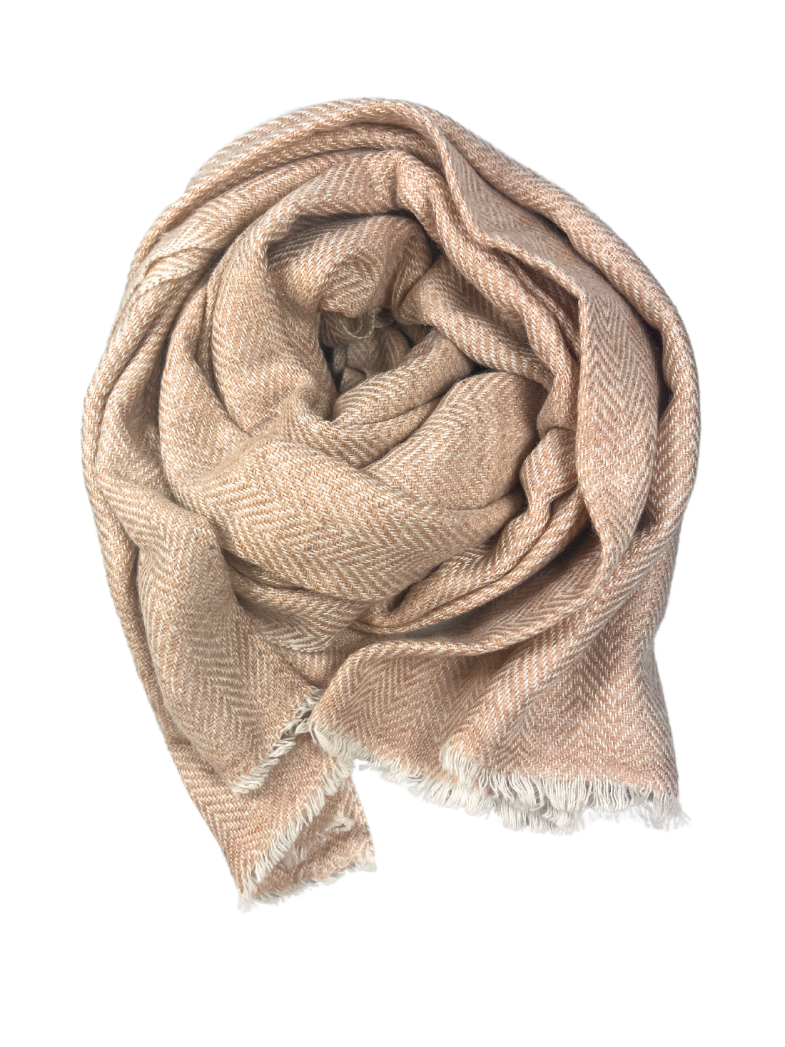 Kamelhaarschal in warmem Braunton hell, kunstvoll zu einer Spirale gerollt – mit feinem Fischgrätmuster und weicher, natürlicher Struktur. Der edle, handgefertigte Schal vereint zeitloses Design mit nachhaltiger Eleganz. Freigestellt auf schwarzem Hintergrund – ideal für hochwertige Produktpräsentationen.