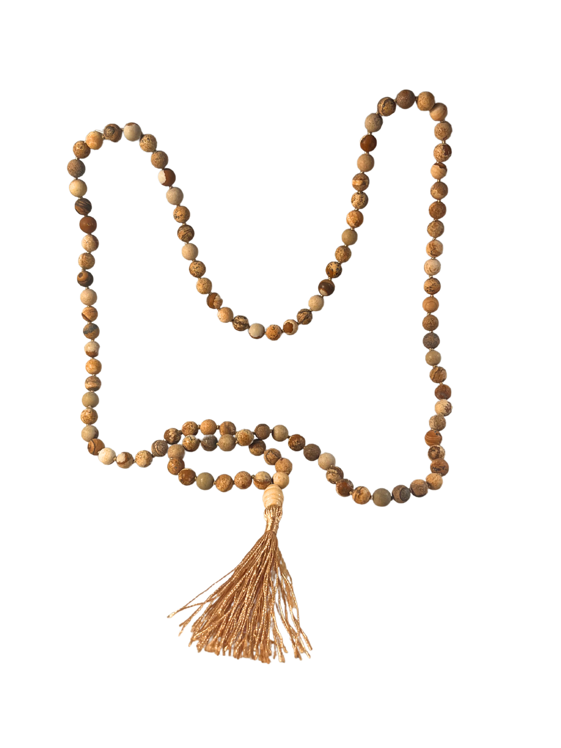 Freigestellte Mala-Kette aus Landschaftsjaspis mit 108 matten, sandfarbenen bis erdbraunen Edelsteinperlen in natürlicher Maserung. Die Kette ist handgeknüpft, verfügt über eine helle Holz-Guru-Perle und ist mit einer goldbeigen Quaste vollendet. Ideal für Meditation, Achtsamkeit und als spirituelles Schmuckstück mit erdender Wirkung.