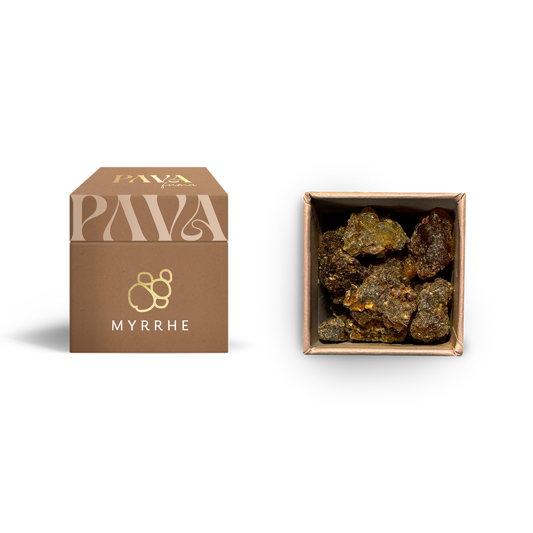 Die Myrrhe von PAVAFUMA – links die hochwertige, braune Verpackung mit elegantem Logo und goldfarbener Aufschrift „MYRRHE“, rechts daneben die geöffnete Box von oben, gefüllt mit großen, dunkelbraunen bis goldenen Myrrhestücken in unregelmäßiger Form – ein aromatisch-herbes Harz mit tief verwurzelter, traditioneller Bedeutung.