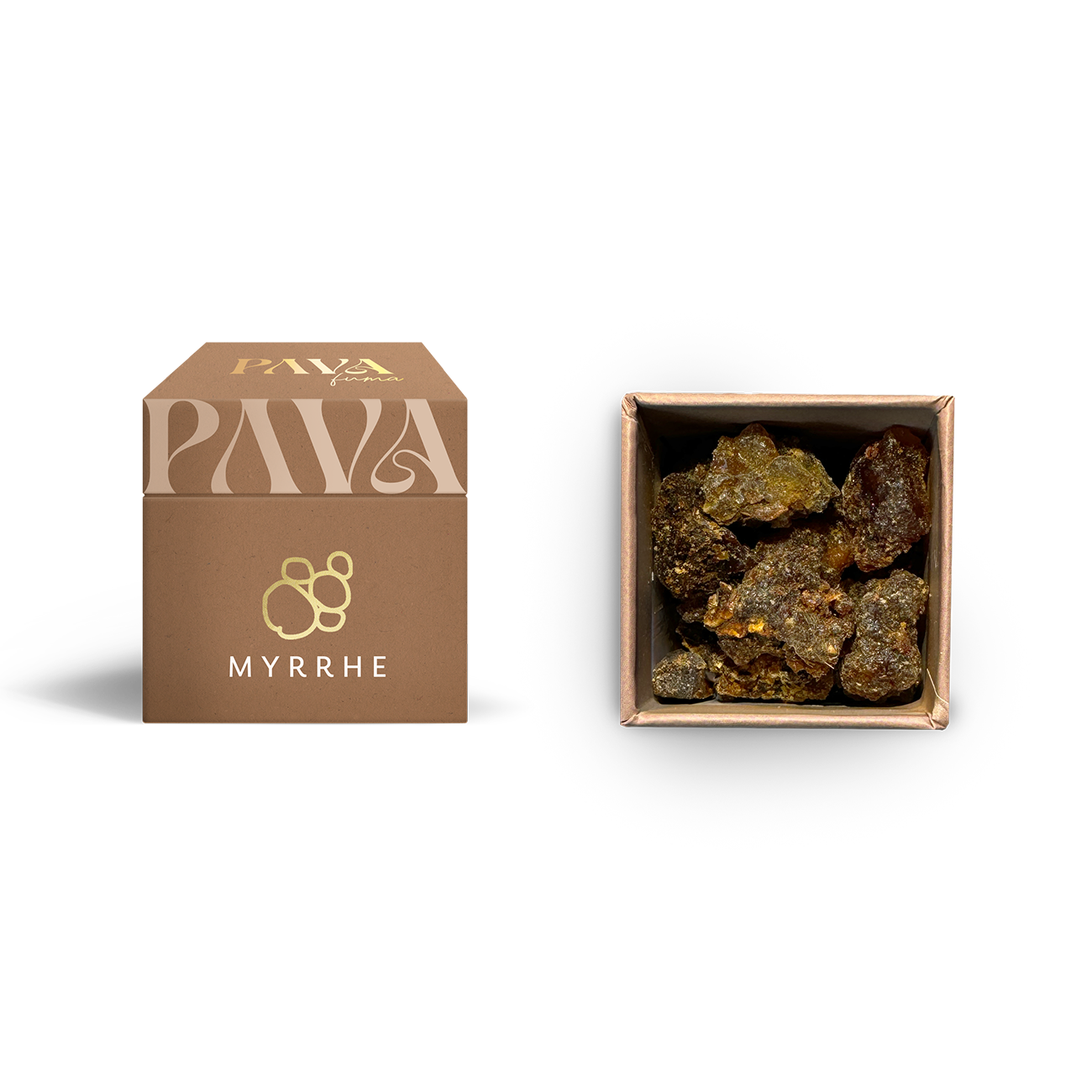 Die Myrrhe von PAVAFUMA – links die hochwertige, braune Verpackung mit elegantem Logo und goldfarbener Aufschrift „MYRRHE“, rechts daneben die geöffnete Box von oben, gefüllt mit großen, dunkelbraunen bis goldenen Myrrhestücken in unregelmäßiger Form – ein aromatisch-herbes Harz mit tief verwurzelter, traditioneller Bedeutung.