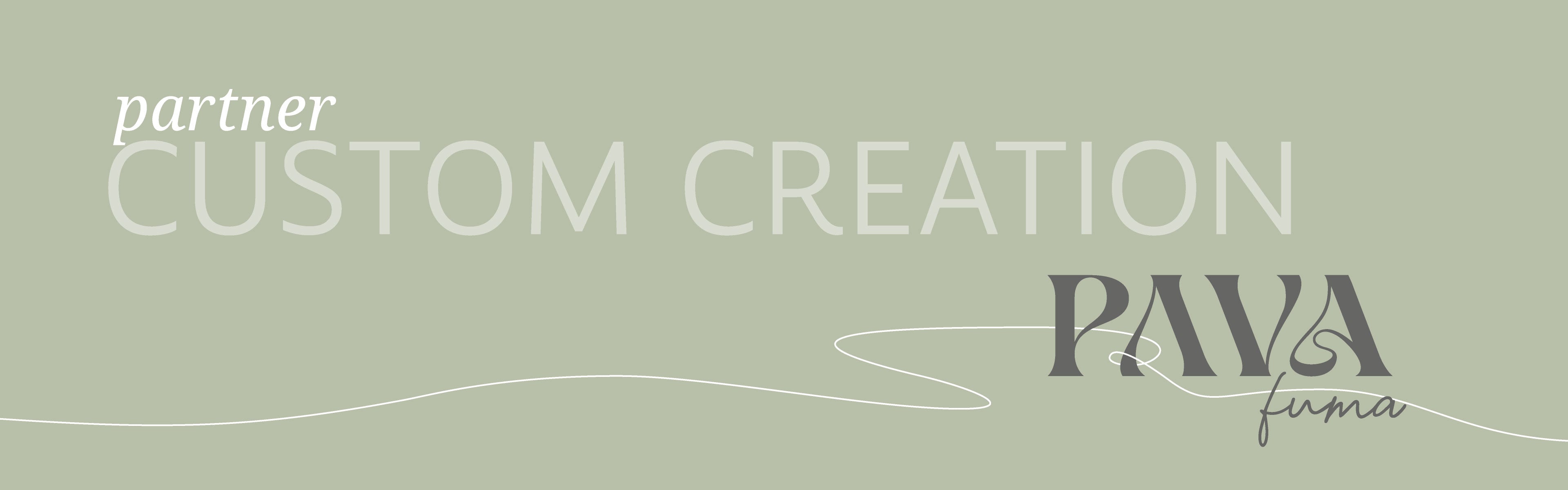 Header-Visual „Partner Custom Creation“ von PAVA FUMA. Auf einem hellen Salbeigrün-Hintergrund steht links der Claim „partner CUSTOM CREATION“ in moderner Serif-Schrift. Rechts unten das elegante PAVA FUMA Logo, verbunden durch eine fließende weiße Linie – Symbol für kreative Partnerschaften, Duftvisionen und individuelle Produktentwicklung. Das Bild steht für maßgeschneiderte Duftlösungen, Markenkooperationen und exklusive Custom Blends im PAVA FUMA Stil.