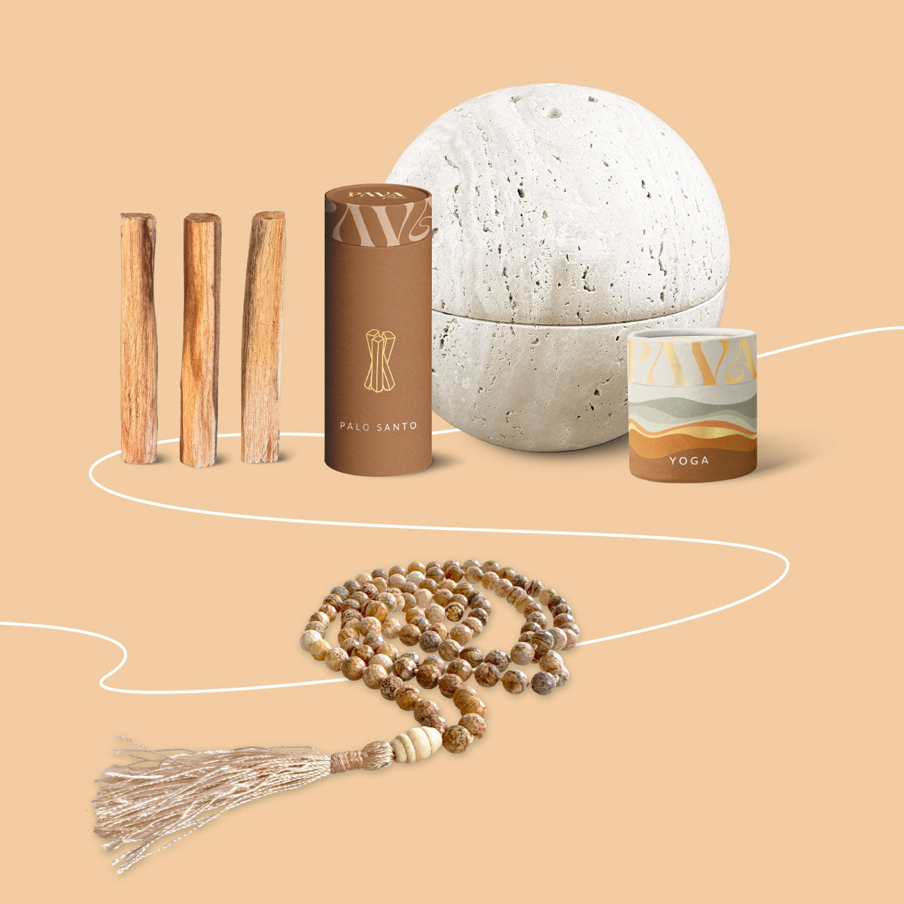 Shop the Look – Yoga: Stimmungsvolles PAVA FUMA Visual mit ausgewählten Produkten für dein achtsames Yoga-Ritual. Zu sehen sind drei Palo Santo Sticks mit passender Design-Tube, eine naturbelassene Duftkugel aus Travertin, die Duftmischung „Yoga“ in sanften Erdtönen sowie eine handgeknüpfte Mala-Kette mit goldbraunen Edelsteinperlen und Seidenquaste. Der warme beige Hintergrund mit fließender weißer Linie verbindet alle Elemente zu einem inspirierenden Look – ideal für Yogis, die Wert auf Stil, Natur und Ri