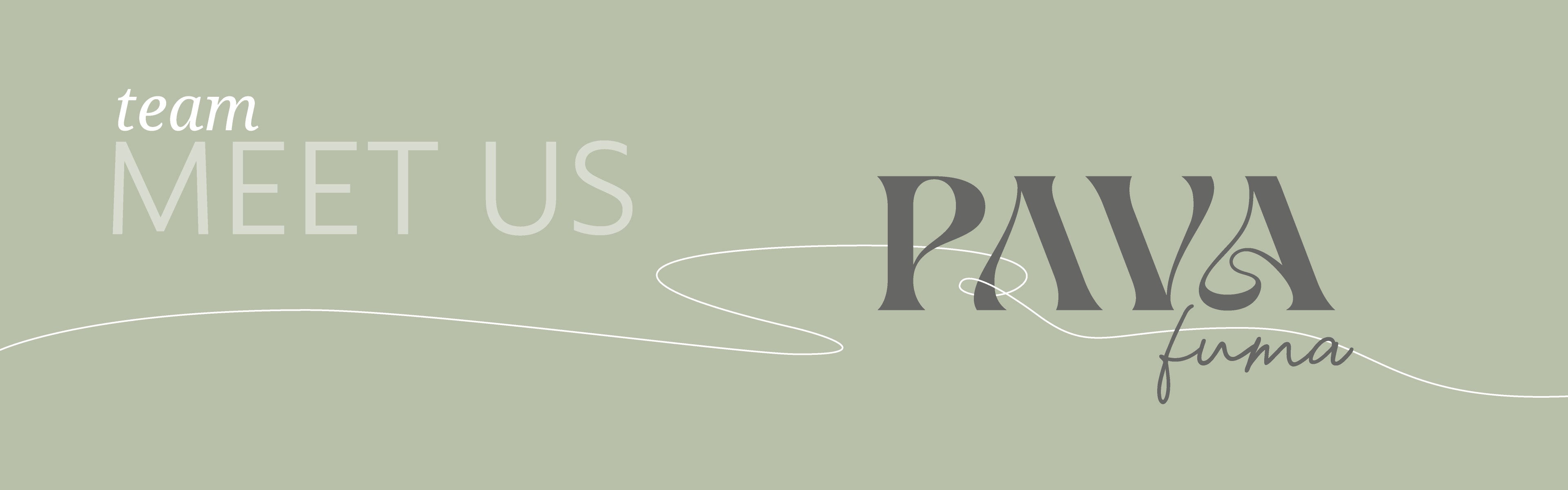 Team-Visual von PAVA FUMA mit dem Schriftzug „team MEET US“ auf salbeigrünem Hintergrund. Rechts im Bild das elegante PAVA FUMA Logo, verbunden durch eine geschwungene weiße Linie – Symbol für Verbindung, Begegnung und Echtheit. Das Bild lädt ein, das Team hinter der Marke kennenzulernen, und steht für Transparenz, Persönlichkeit und die Menschen, die PAVA FUMA mit Herz gestalten.