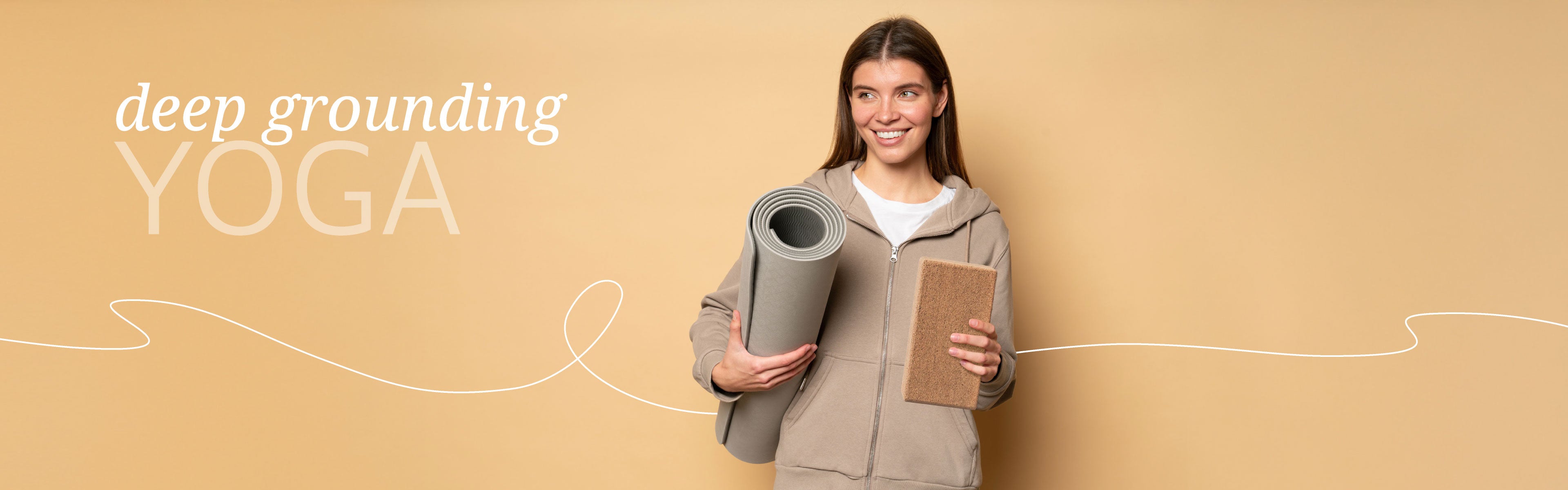 Visual „Deep Grounding Yoga“ mit einer Frau in beiger Kleidung vor monochromem Sandton-Hintergrund. Sie hält eine zusammengerollte Yogamatte und einen Naturkork-Block in den Händen und lächelt entspannt. Links im Bild steht der Claim „deep grounding YOGA“, ergänzt durch eine fließende weiße Linie, die Ruhe und Erdung symbolisiert. Das Bild verbindet Natürlichkeit, Minimalismus und bewusste Bewegung – perfekt für Yoga-inspirierte Rituale und stilvolle Wohlfühlmomente.