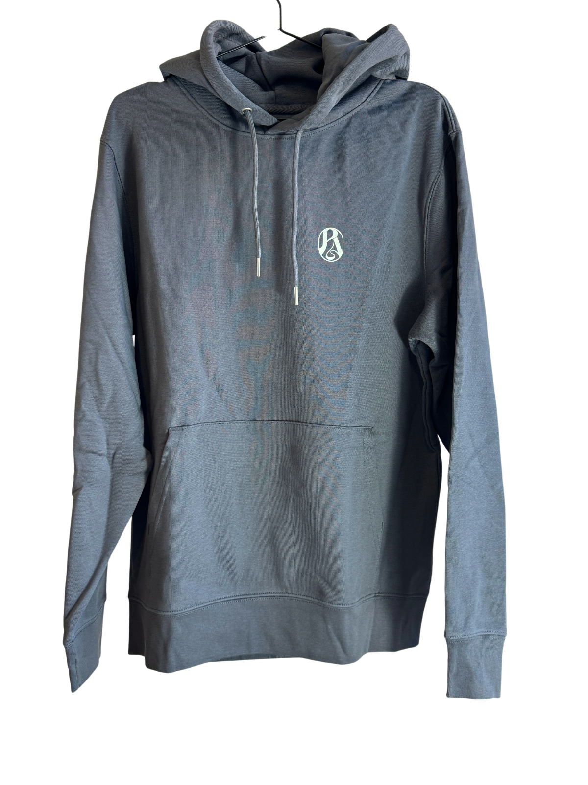 PAVA "Wheeler" Hoodie – Anthracite, 100% Bio-Baumwolle, auf der linken Brust Kleines Signet-Logo.
Hoodie mit Kapuze und Kordel, Vorderansicht.