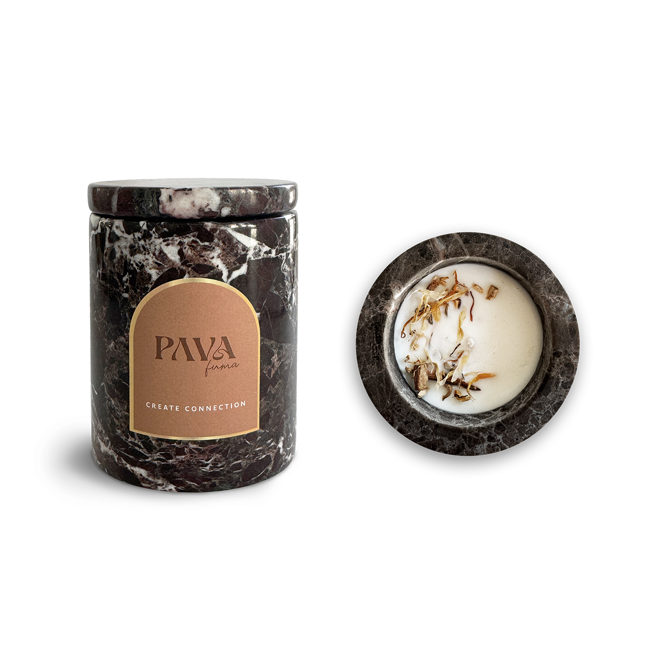 Palo Santo Duftkerze „Create Connection“ von PAVA FUMA – edel eingebettet in schwarzem italienischem Marmor mit naturbelassenem Deckel. Die geöffnete Kerze zeigt eine cremig-weiße Wachsbasis mit feinen, handgestreuten Kräutern. Ein luxuriöses Statement für achtsame Momente, Ästhetik und Raumduft in stilvoller Form.