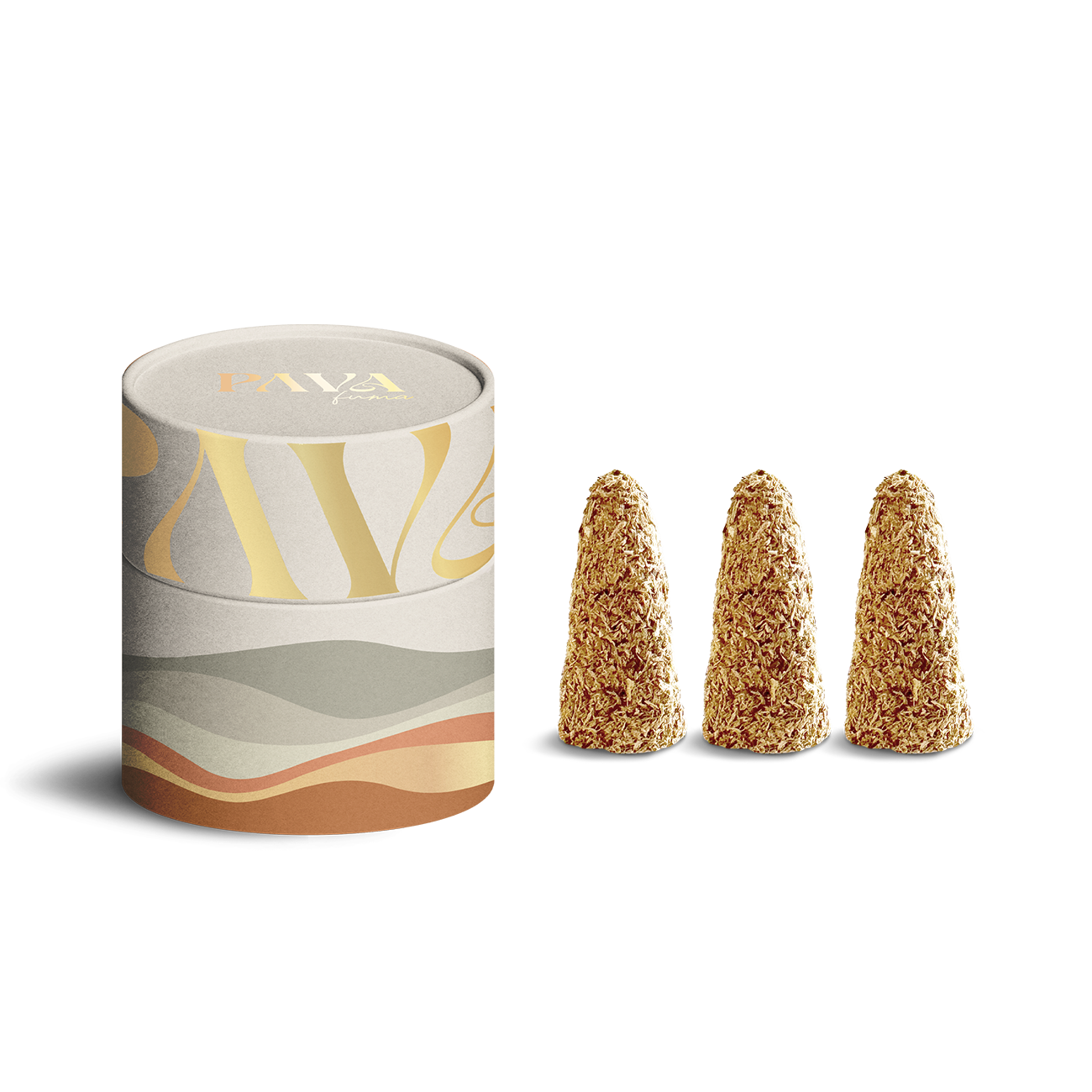 Auf dem Bild sind drei naturbelassene Räucherkegel sowie eine dekorative PAVA FUMA Design-Dose zu sehen. Die Kegel bestehen sichtbar aus groben Kräutern und Harzen in warmer, goldbrauner Farbe. Die runde Dose im Hintergrund ist in Naturtönen gestaltet – mit einem modernen, geschwungenen Muster in Beige, Sand, Grau und Ocker. Das Produkt vermittelt Natürlichkeit, Ästhetik und eine hochwertige Duftkomposition.