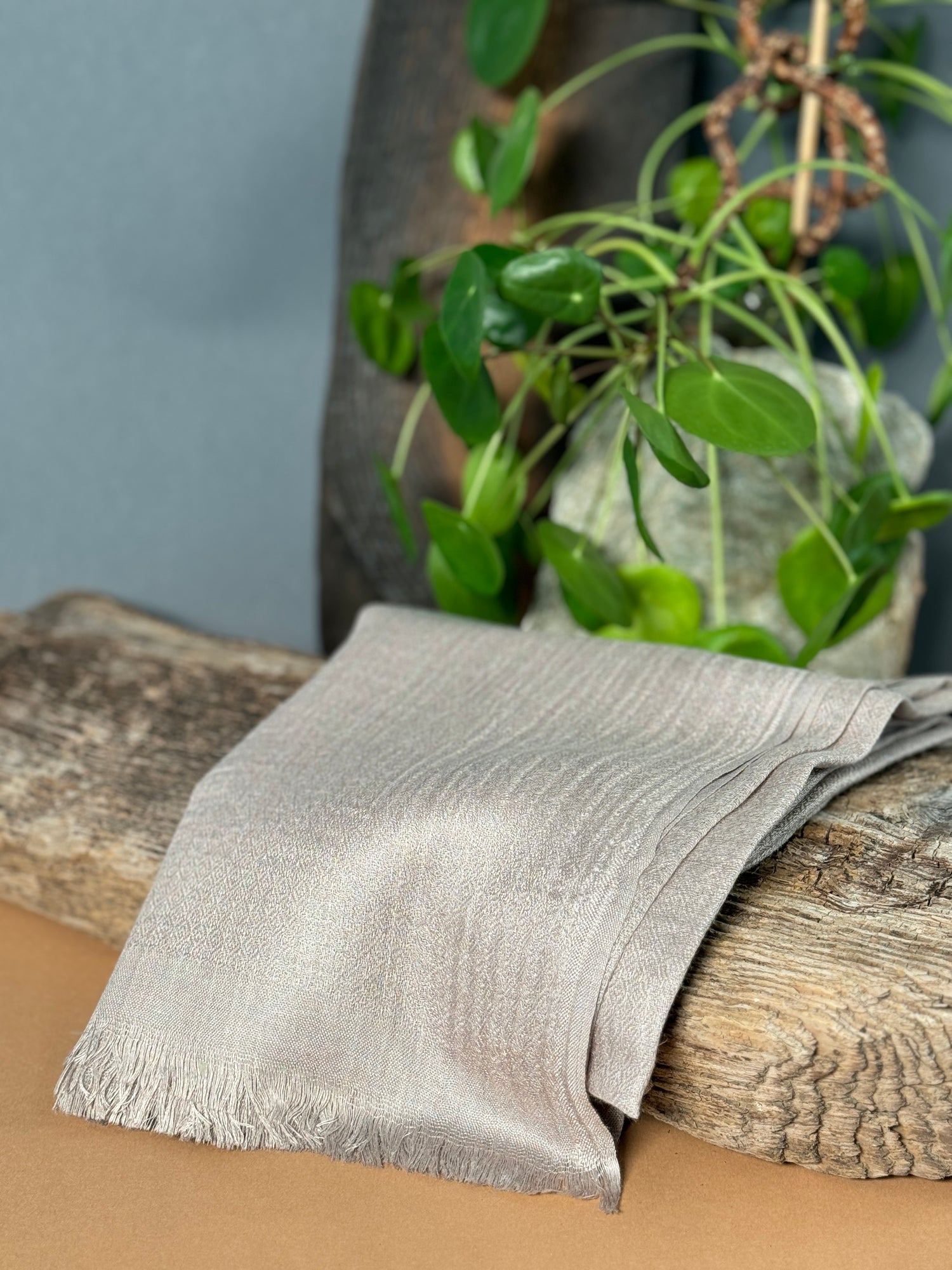 wunderschöner Pashmina Schal in dunklem Beige bis Silber