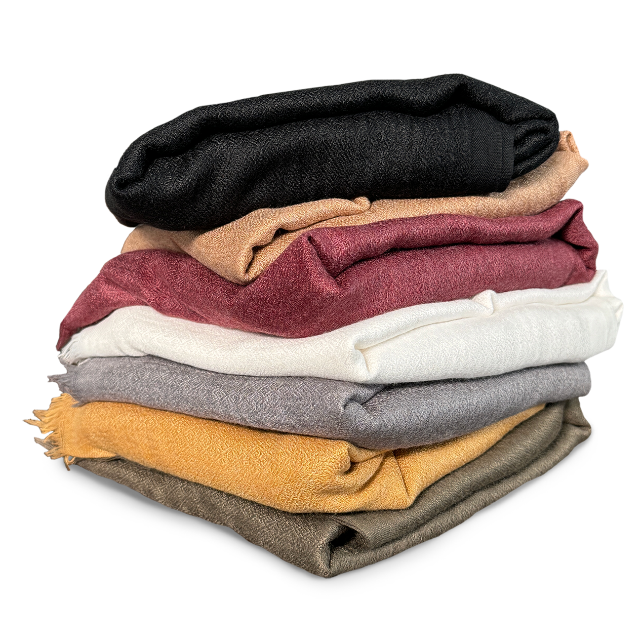Freigestellter Stapel hochwertiger Pashmina-Schals aus Kaschmir und Seide in verschiedenen Farben – von Schwarz über Goldgelb, Burgunderrot und Cremeweiß bis hin zu Olivgrün. Die fein gewebten Schals wirken weich, edel und anschmiegsam – ideal für stilvolle Layer-Looks, als Meditations- oder Zeremonientuch oder zum Verschenken.