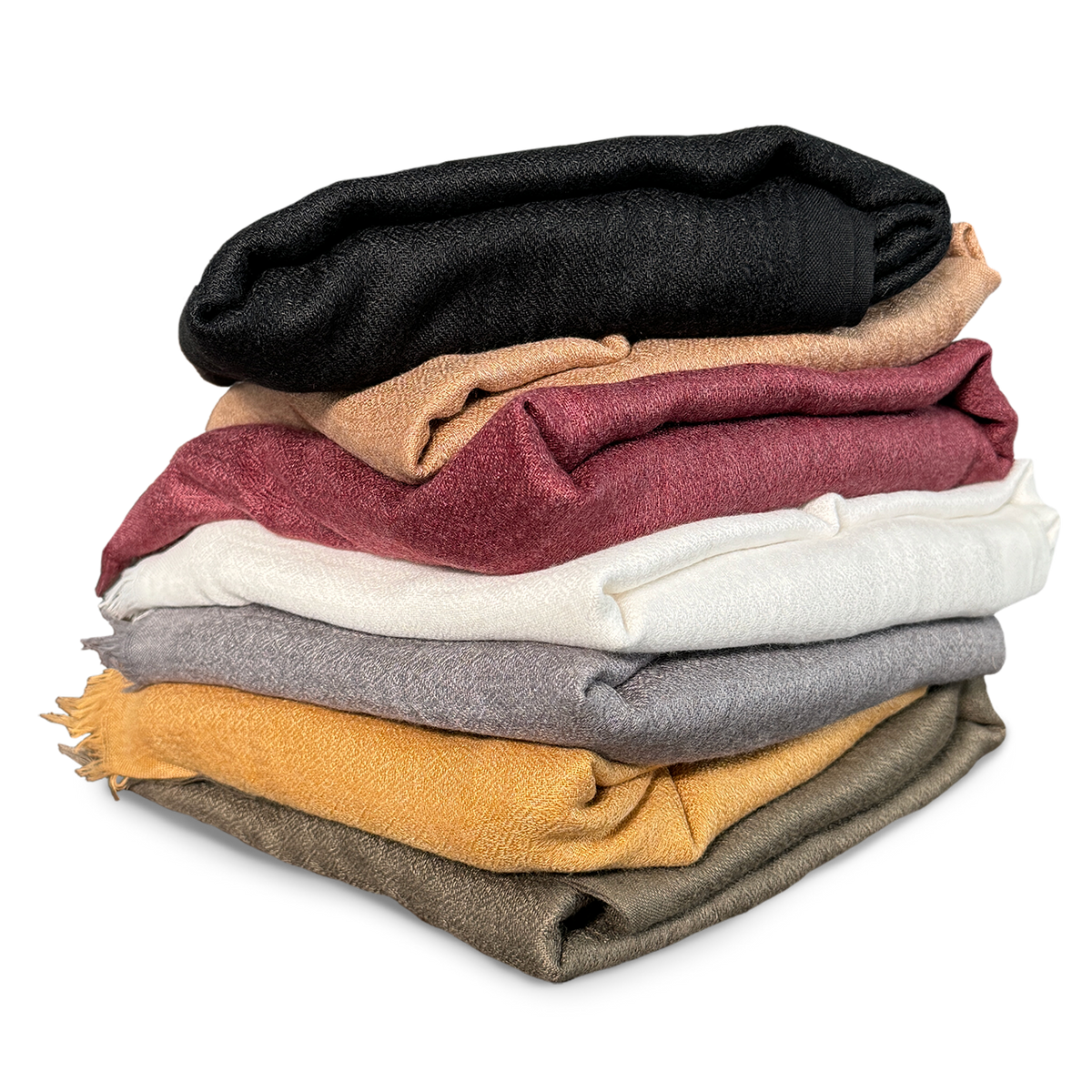Freigestellter Stapel hochwertiger Pashmina-Schals aus Kaschmir und Seide in verschiedenen Farben – von Schwarz über Goldgelb, Burgunderrot und Cremeweiß bis hin zu Olivgrün. Die fein gewebten Schals wirken weich, edel und anschmiegsam – ideal für stilvolle Layer-Looks, als Meditations- oder Zeremonientuch oder zum Verschenken.