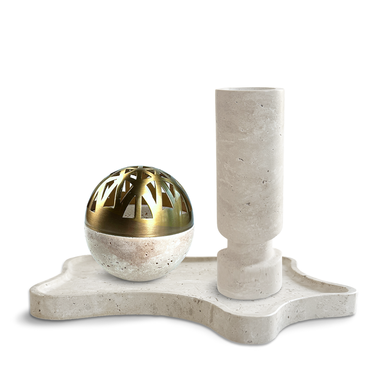 Modernes Design-Set aus hellem Travertinstein mit goldfarbener Räucherkugel und passendem Kerzenhalter auf einer organisch geformten Steinplatte – stilvolle Kombination für achtsame Rituale und dekoratives Ambiente.