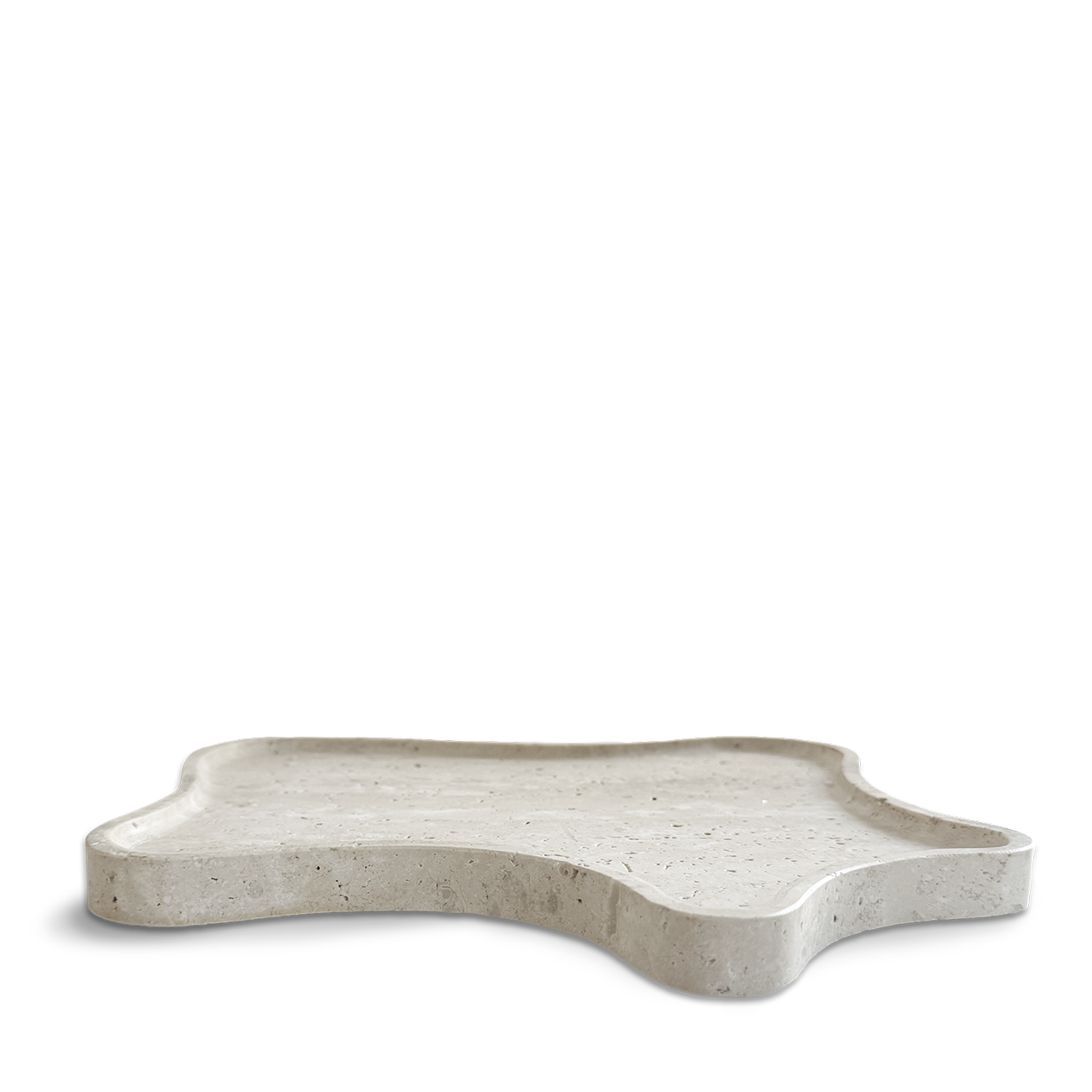 Organisches Räuchertablett von PAVA FUMA aus hellem Travertin – naturbelassen, sanft poliert und handgefertigt. Ideal als stilvolle Basis für Räucherkelch, Duftlampe oder Smudgebündel, perfekt für dein Ritual oder als dekoratives Element im Raum.