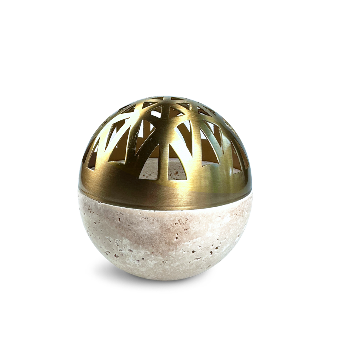 Design-Räuchergefäß in Kugelform aus echtem Travertinstein mit handgearbeitetem Deckel aus gebürstetem Messing. Die goldfarbene Kuppel mit stilisiertem Cut-Out-Muster sorgt für elegante Lichtspiele beim Räuchern. Die harmonische Kombination aus naturbelassenem Stein und edlem Metall macht dieses Gefäß zum stilvollen Mittelpunkt jeder Duftzeremonie – modern, hochwertig und ausdrucksstark in der Form. Ideal für Kohleräucherungen oder zur ästhetischen Raumgestaltung. Freigestellt vor hellem Hintergrund.