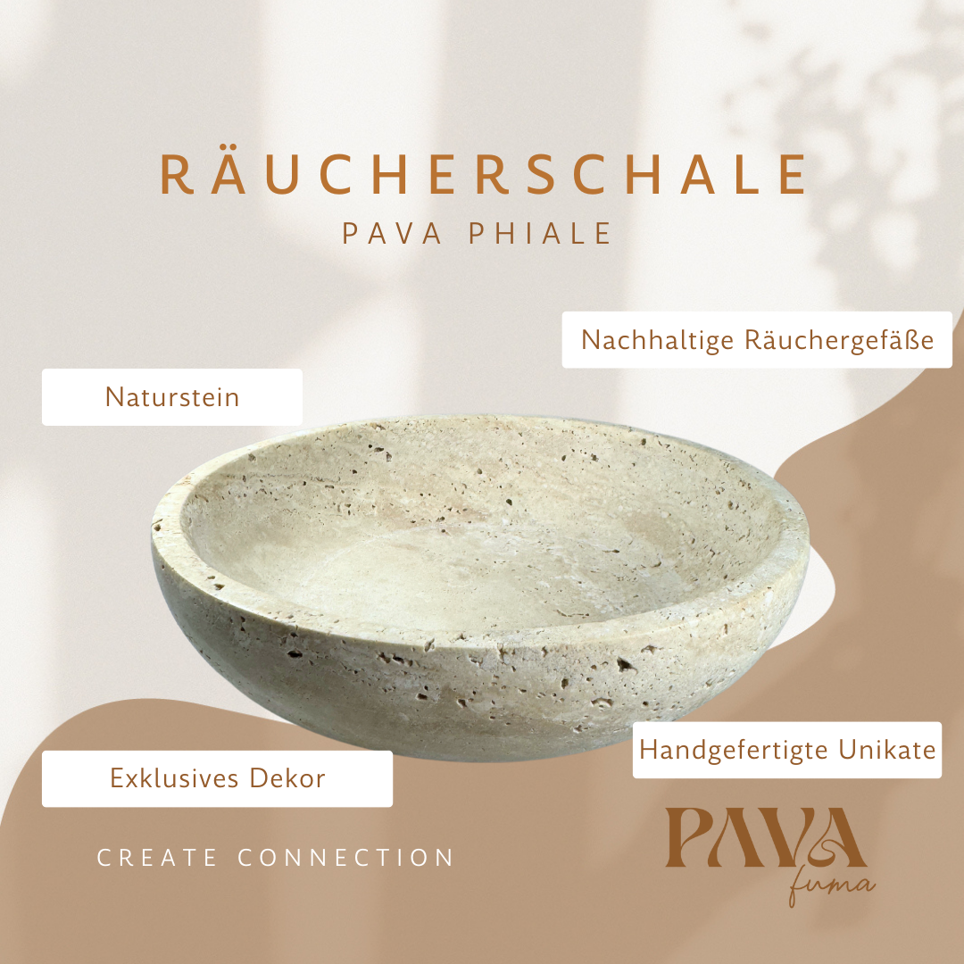 Hochwertige Produktdarstellung der PAVA PHIALE Räucherschale. Die flache Schale aus naturbelassenem Travertinstein ruht zentriert auf einem beige-cremefarbenen Hintergrund mit sanftem Lichtspiel. Umrahmt von beschreibenden Labels wie „Naturstein“, „Nachhaltige Räuchergefäße“, „Exklusives Dekor“ und „Handgefertigte Unikate“ steht die minimalistische Ästhetik im Vordergrund. Im unteren Bereich betont der Claim „Create Connection“ die Markenphilosophie von PAVA FUMA – natürliche Materialien, zeitloses Design u