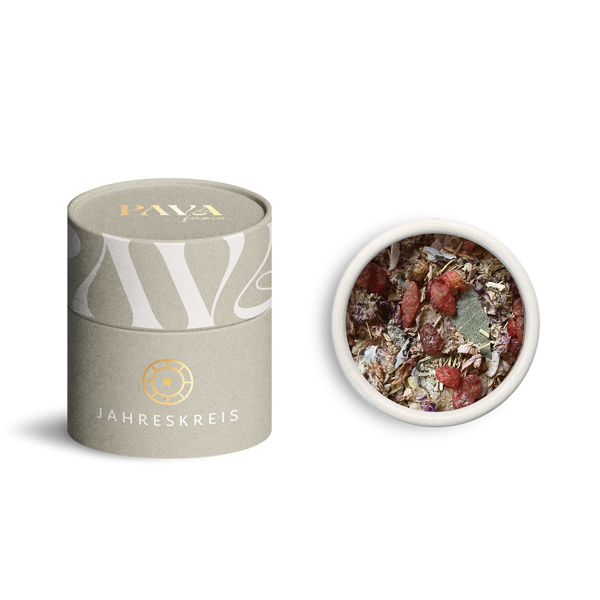 Jahreskreis Räuchermischung Samhain von PAVA FUMA – stilvolle, naturfarbene Tube mit goldener Jahreskreis-Prägung. Daneben die geöffnete Tube von oben: zu sehen ist eine mystische Mischung aus dunklen Harzen, erdigen Kräutern, Beeren und Wurzeln – inspiriert vom Übergang ins Dunkel, zur Ahnenzeit und inneren Einkehr.