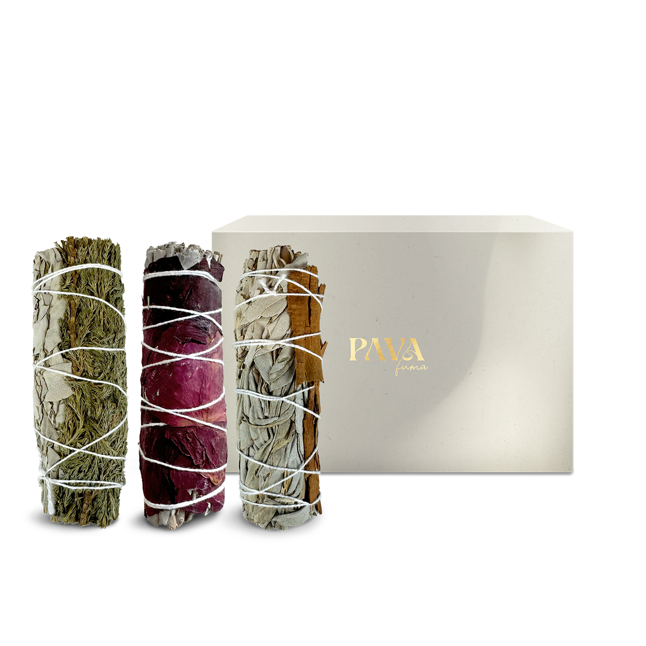 PAVA MEA Räucherbündel-Set mit drei handgebundenen Smudge Sticks: weißer Salbei mit Wacholder, weißer Salbei mit Rose und weißer Salbei mit Zimt. Die gebündelten Kräuter stehen vor einer stilvollen Geschenkbox mit goldenem PAVAFUMA-Logo – perfekt für Rituale, energetische Hausreinigung und Achtsamkeit. Natürlich, hochwertig und ästhetisch verpackt.