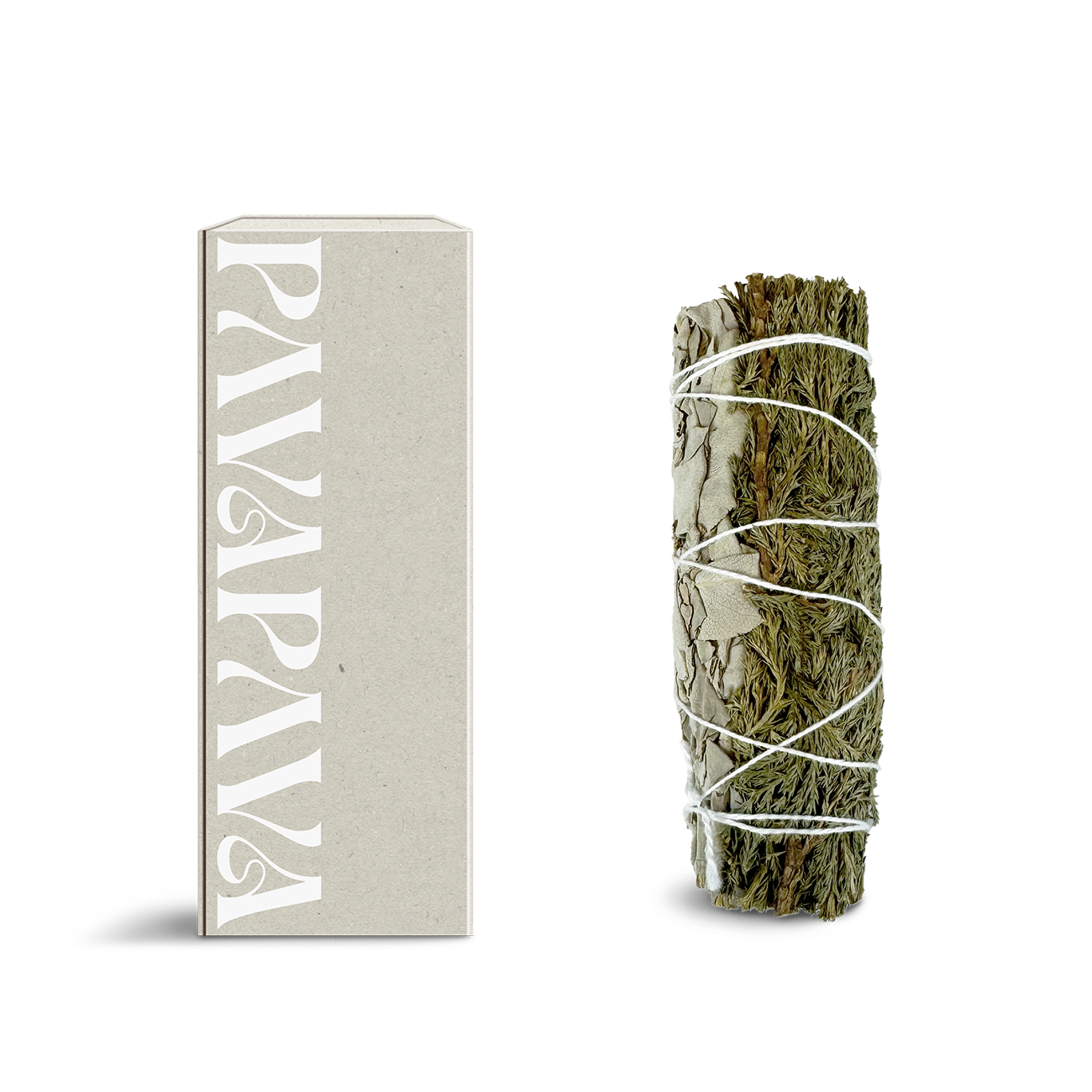 Weißer Salbei Räucherbündel von PAVAFUMA – rechts ein kompakt gebundenes Bündel aus silbrig-weißen Salbeiblättern, traditionell verschnürt für achtsames Räuchern. Links daneben eine minimalistische, hochwertige Verpackung in hellem Naturton mit vertikalem PAVAFUMA-Schriftzug. Ideal für energetische Reinigungsrituale, Hausreinigung und Meditation – der intensive, krautige Duft klärt die Atmosphäre und unterstützt bewusste Übergänge.