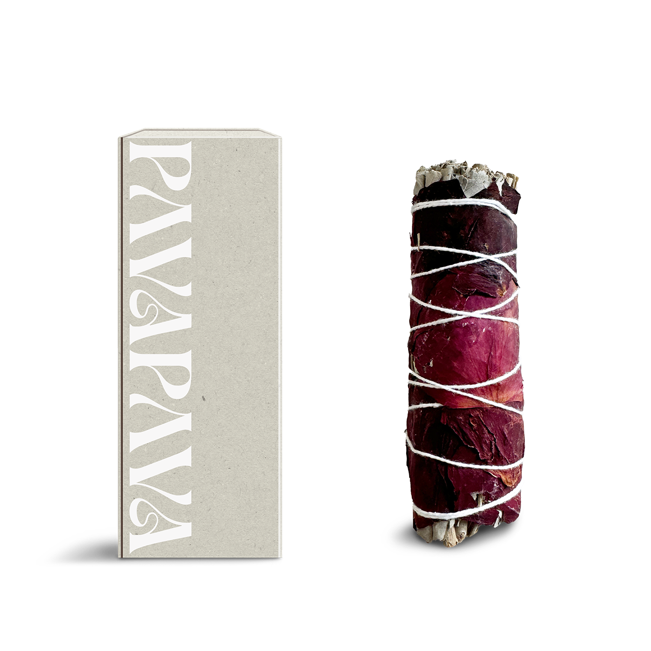 Weißer Salbei mit Rosenblüten von PAVAFUMA – links die hochwertige, minimalistisch designte Verpackung in Naturtönen mit vertikalem PAVAFUMA-Schriftzug. Rechts daneben das kunstvoll gebundene Räucherbündel aus weißem Salbei, umhüllt von intensiven, tiefroten Rosenblättern. Ideal für energetische Hausreinigungen, Herzöffnung und besondere Rituale – eine stilvolle Kombination aus klärender Reinigung und floraler Duftnote.