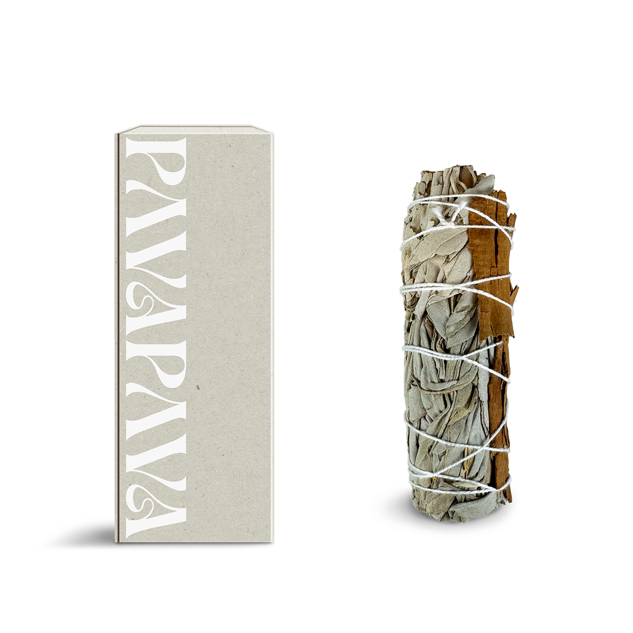 Weißer Salbei Räucherbündel von PAVAFUMA – rechts ein kompakt gebundenes Bündel aus silbrig-weißen Salbeiblättern, traditionell verschnürt für achtsames Räuchern. Links daneben eine minimalistische, hochwertige Verpackung in hellem Naturton mit vertikalem PAVAFUMA-Schriftzug. Ideal für energetische Reinigungsrituale, Hausreinigung und Meditation – der intensive, krautige Duft klärt die Atmosphäre und unterstützt bewusste Übergänge.