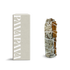 Weißer Salbei Räucherbündel von PAVAFUMA – rechts ein kompakt gebundenes Bündel aus silbrig-weißen Salbeiblättern, traditionell verschnürt für achtsames Räuchern. Links daneben eine minimalistische, hochwertige Verpackung in hellem Naturton mit vertikalem PAVAFUMA-Schriftzug. Ideal für energetische Reinigungsrituale, Hausreinigung und Meditation – der intensive, krautige Duft klärt die Atmosphäre und unterstützt bewusste Übergänge.