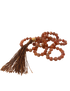 Handgeknüpfte Mala-Kette aus Sonnenstein-Perlen in warmen Kupfer- und Rosétönen, arrangiert in weicher Schlaufenform. Die Kette ist mit einer schimmernden dunkelgoldenen Quaste und einer hellen Holz-Guru-Perle veredelt. Das Schmuckstück ist freigestellt vor transparentem Hintergrund dargestellt und eignet sich ideal für energetisierende Rituale, Meditation und als stilvolles Accessoire.