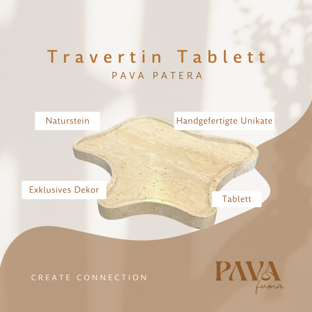 Edles Travertin-Tablett PAVA PATERA von PAVA FUMA, präsentiert auf hellem Hintergrund mit weichem Schattenspiel. Das organisch geformte Tablett aus beigem Naturstein wirkt modern und stilvoll zugleich. Begleitende Labels wie „Naturstein“, „Handgefertigte Unikate“, „Exklusives Dekor“ und „Tablett“ heben Qualität, Nachhaltigkeit und Ästhetik hervor. Im unteren Bereich unterstreicht der Slogan „Create Connection“ die Markenbotschaft: Designobjekte aus Naturmaterialien für bewusste Rituale und stilvolle Interio