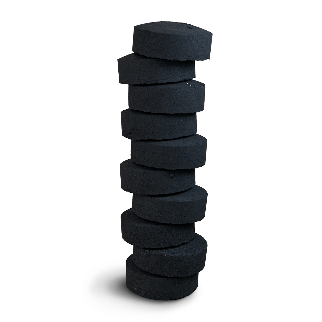 Auf dem Bild ist ein schräg gestapelter Turm aus zehn schwarzen Räucherkohletabletten zu sehen. Die runden, flachen Tabletten sind kompakt gepresst und dienen als hitzebeständige Basis für das Räuchern mit Harzen, Kräutern oder Mischungen. Die Freistellung bringt die matte, strukturierte Oberfläche der Kohle klar zur Geltung – perfekt für traditionelle Rituale und intensive Duftmomente.